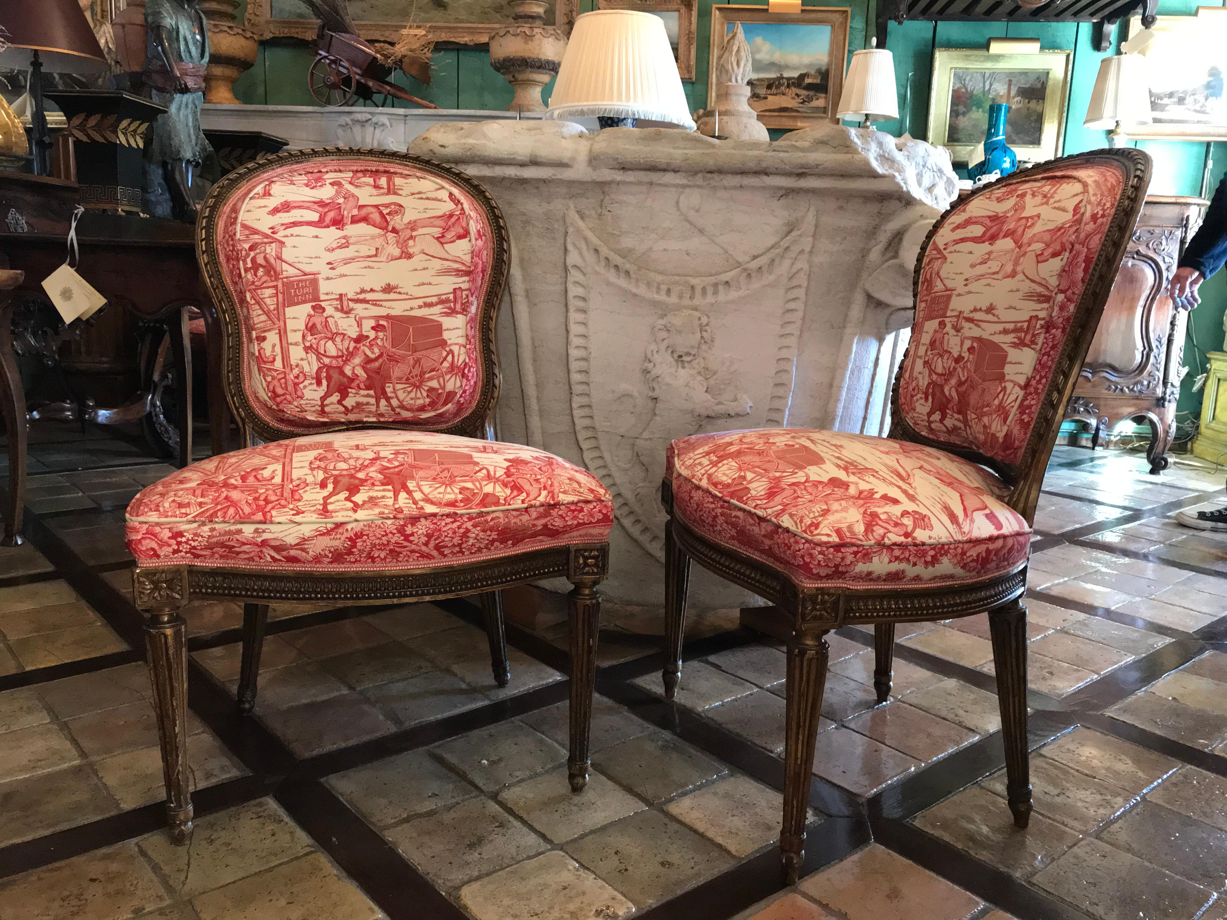 Set di 8 sedie da pranzo in legno dorato intagliato in stile Luigi XVI Tessuto rosa .Un imponente ed elegante set di sedie da pranzo francesi del XIX secolo Le sedie da sala da pranzo dorate in stile Luigi XVI presentano un bellissimo intaglio su