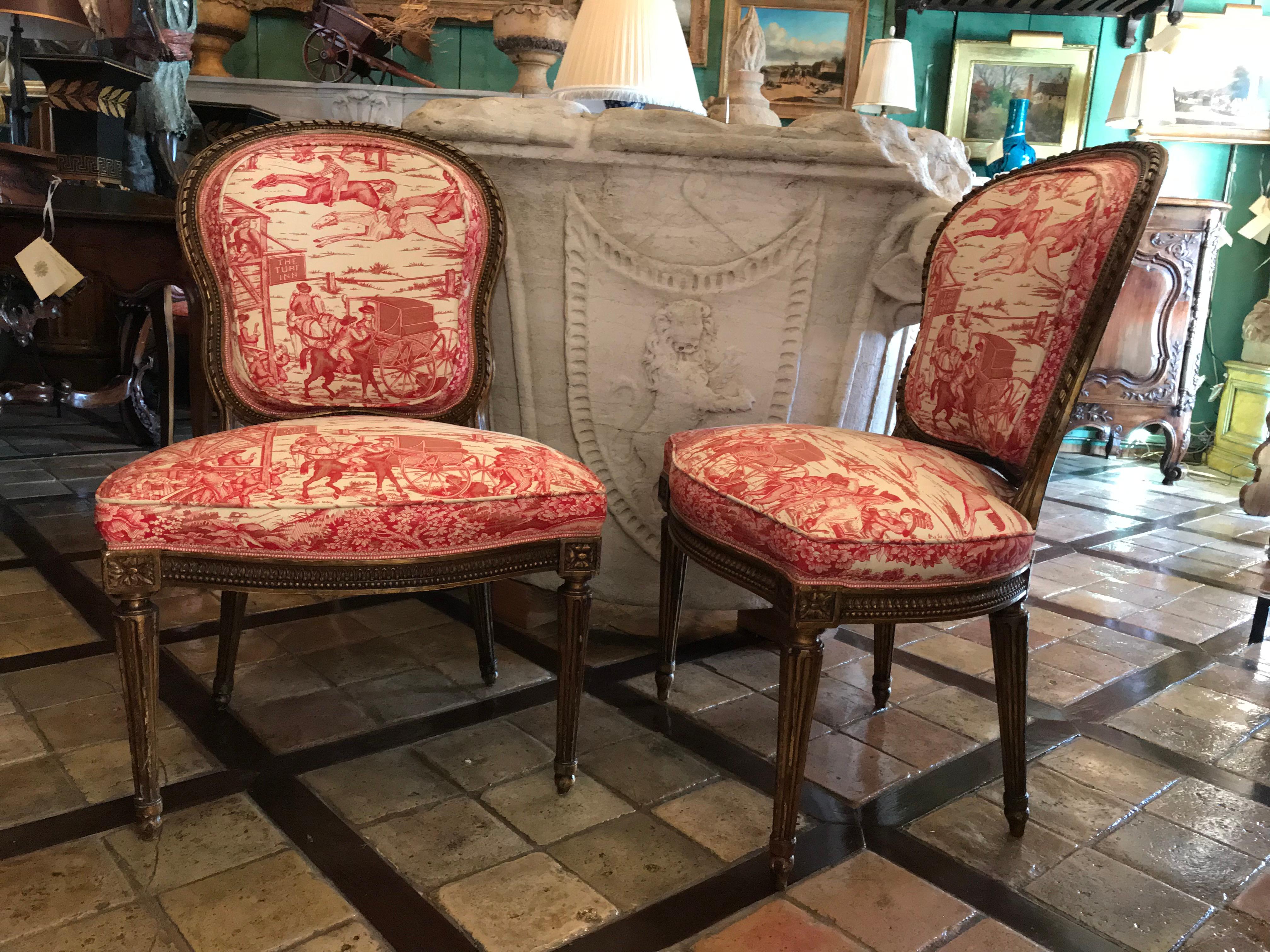 Set di 8 sedie da pranzo in legno intagliato e dorato in stile Luigi XVI del 19° secolo, tessuto rosa In condizioni discrete in vendita a West Hollywood, CA
