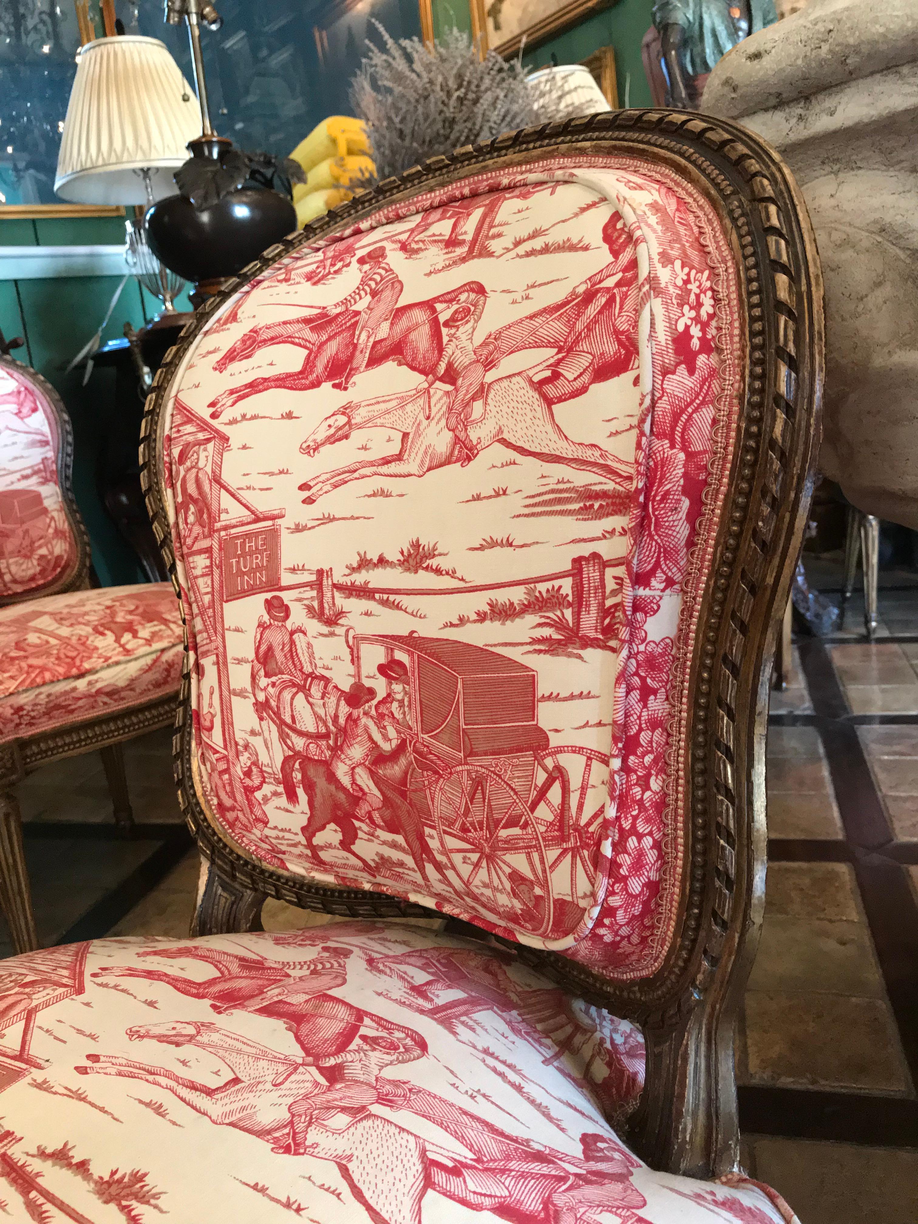XIX secolo Set di 8 sedie da pranzo in legno intagliato e dorato in stile Luigi XVI del 19° secolo, tessuto rosa in vendita