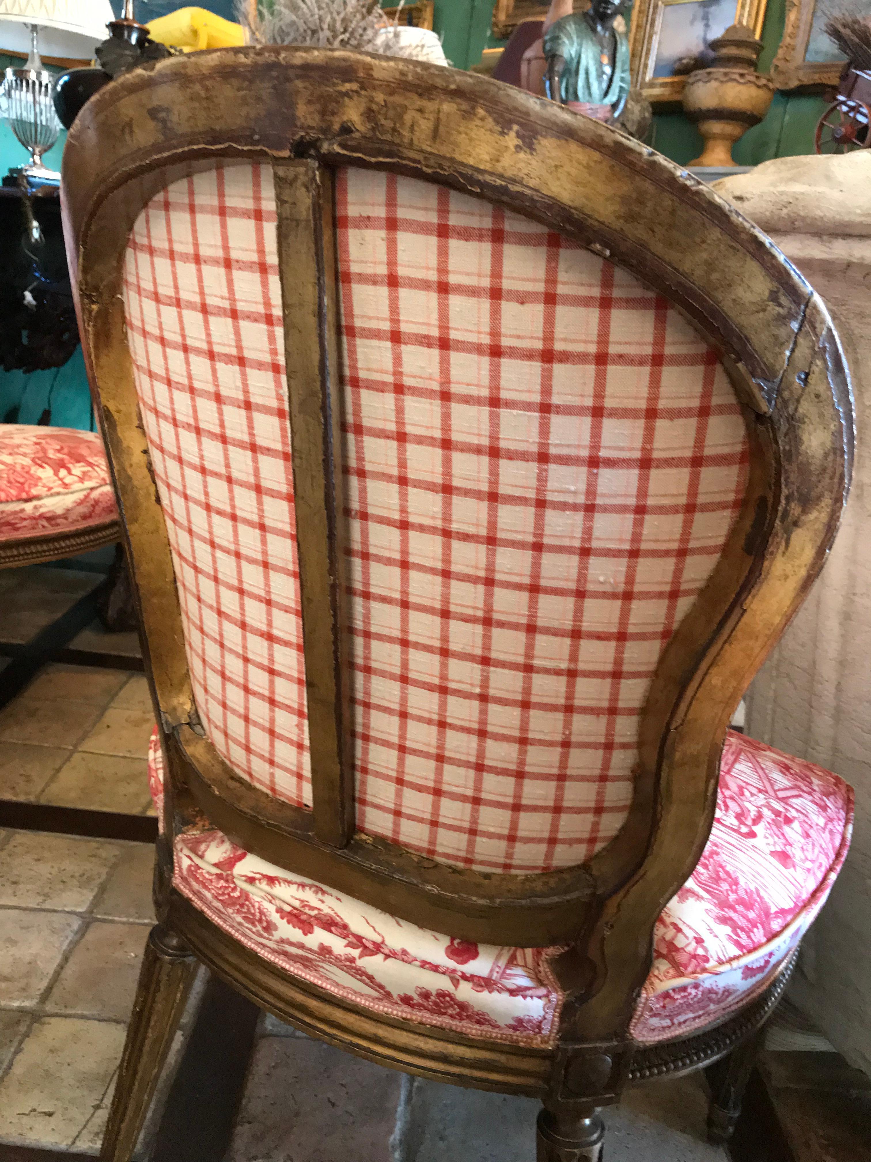 Tessuto Set di 8 sedie da pranzo in legno intagliato e dorato in stile Luigi XVI del 19° secolo, tessuto rosa in vendita