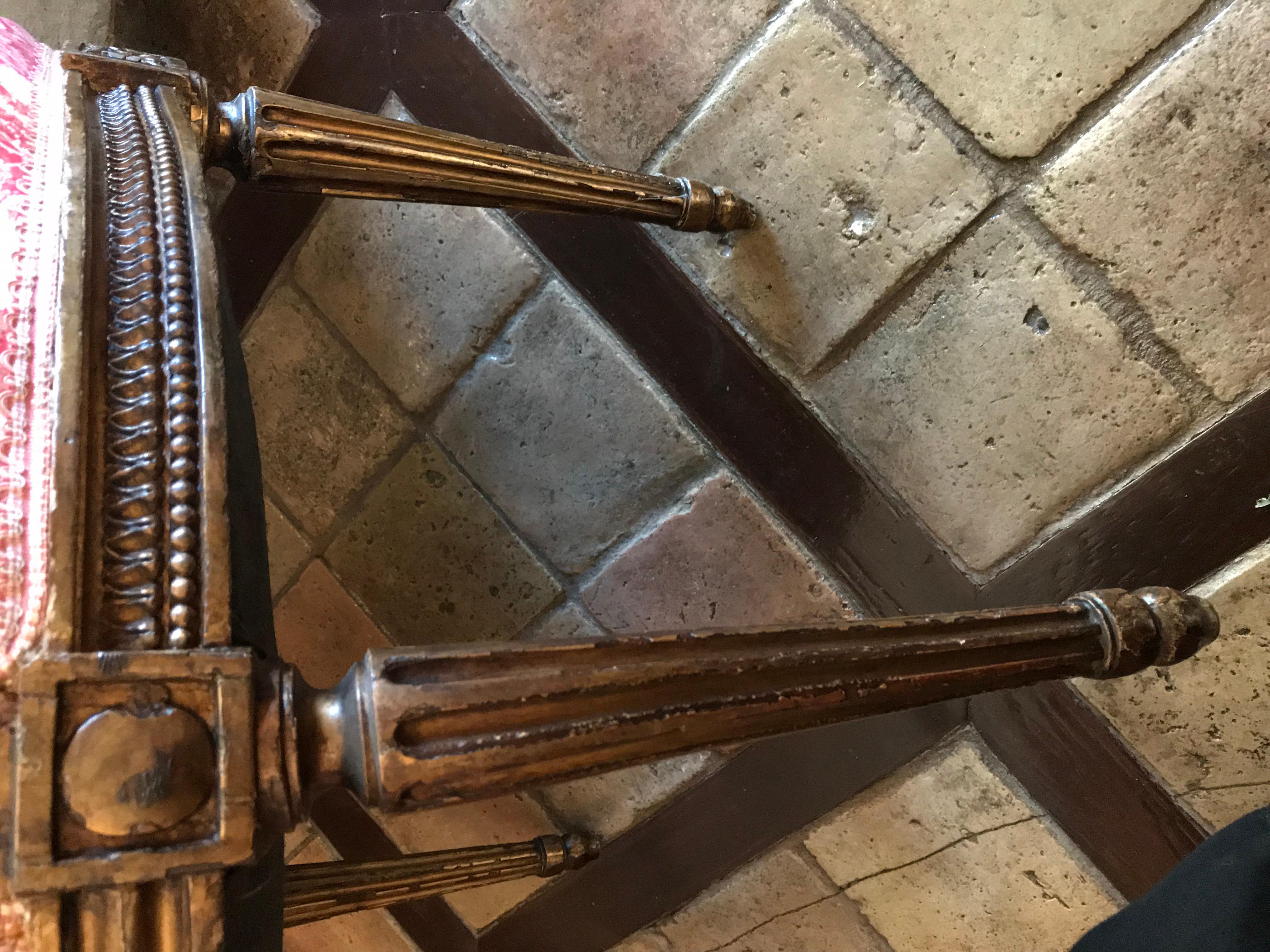 Set di 8 sedie da pranzo in legno intagliato e dorato in stile Luigi XVI del 19° secolo, tessuto rosa in vendita 1
