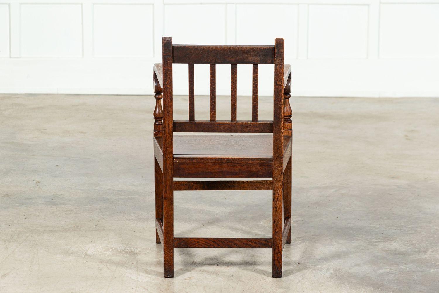 Ensemble de 8 chaises en chêne vernaculaire anglais du 19ème siècle en vente 5