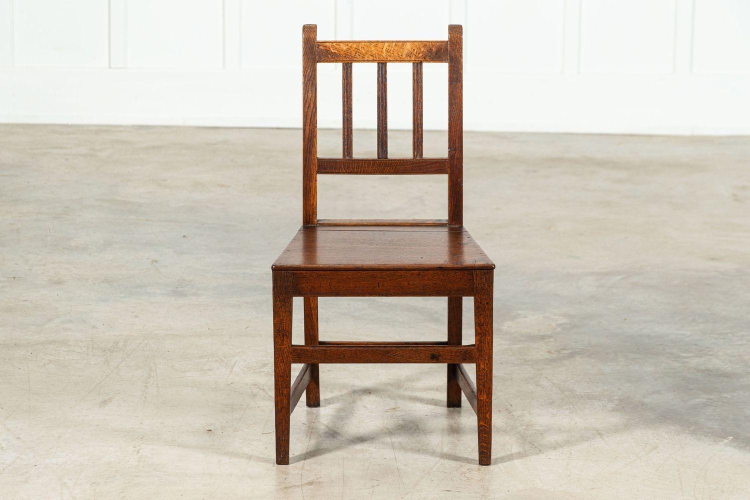 Ensemble de 8 chaises en chêne vernaculaire anglais du 19ème siècle en vente 12