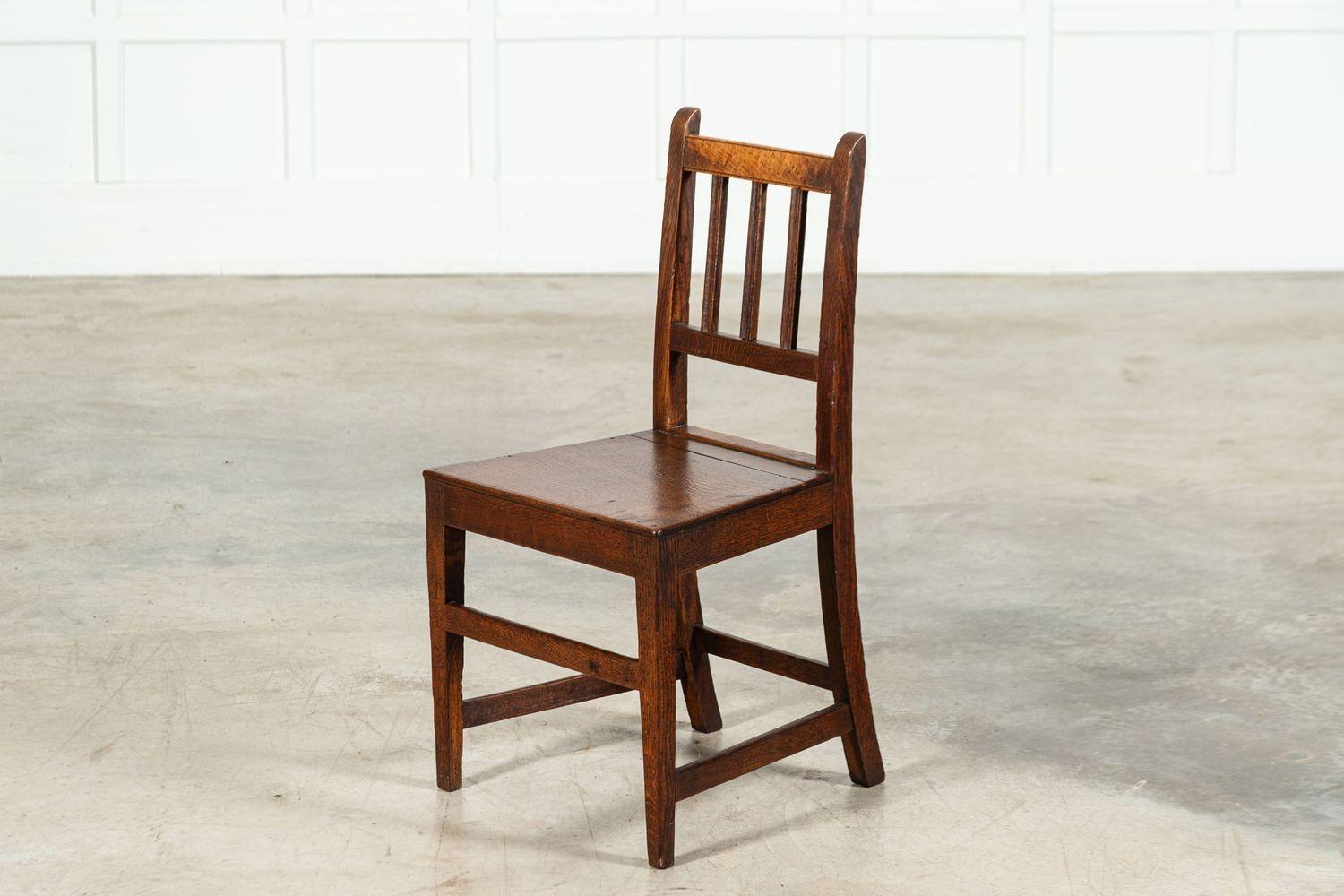 Ensemble de 8 chaises en chêne vernaculaire anglais du 19ème siècle en vente 13