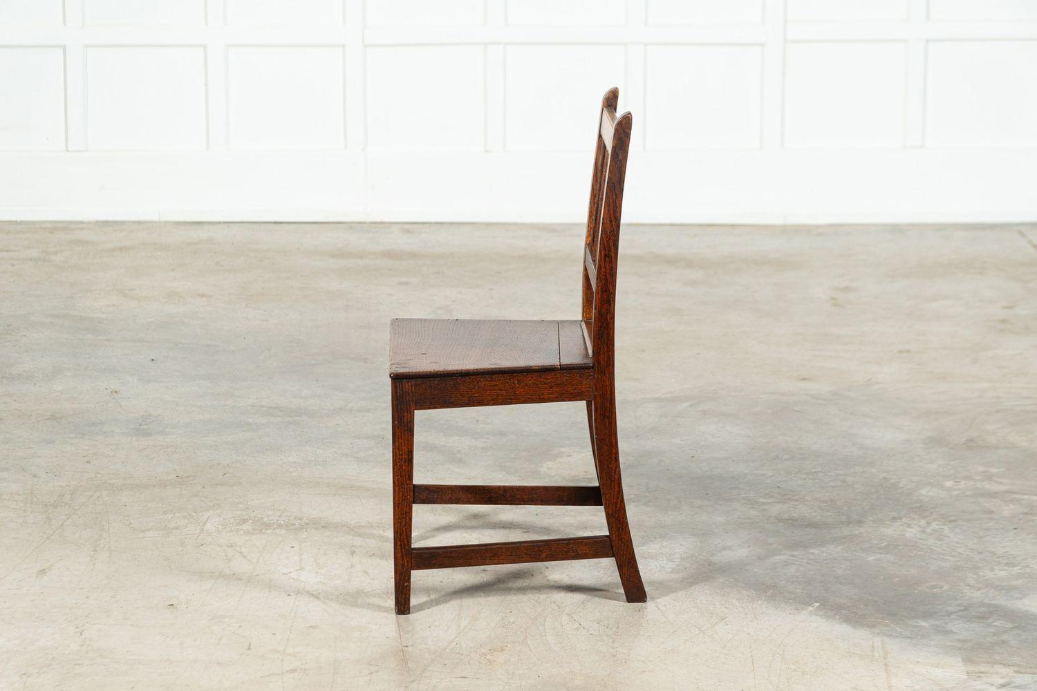 Ensemble de 8 chaises en chêne vernaculaire anglais du 19ème siècle en vente 14