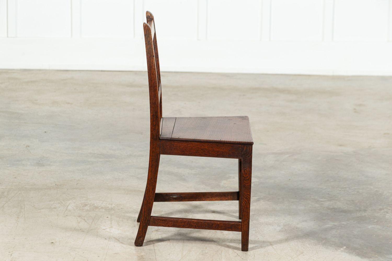 Ensemble de 8 chaises en chêne vernaculaire anglais du 19ème siècle en vente 15