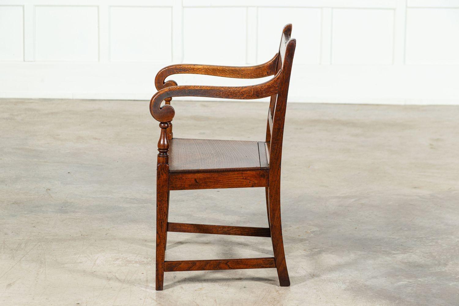 Ensemble de 8 chaises en chêne vernaculaire anglais du 19ème siècle en vente 4