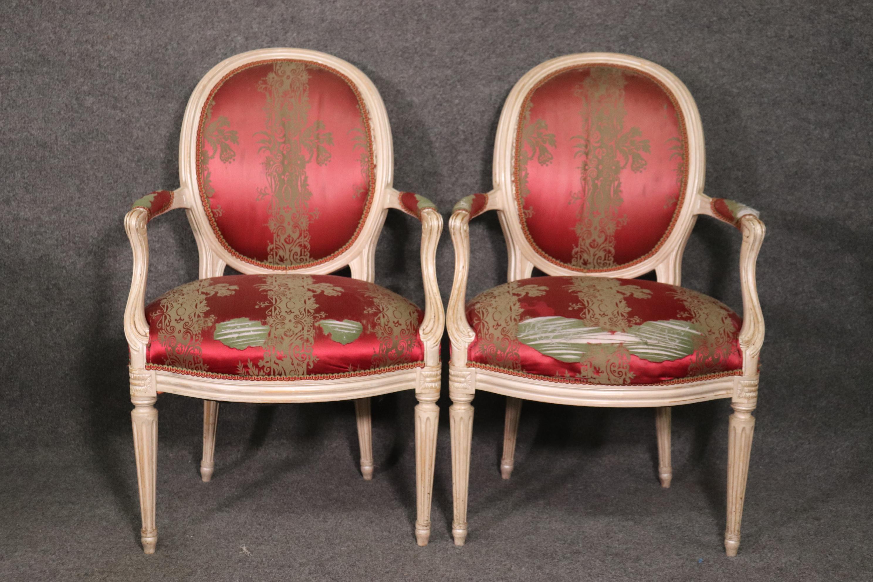 Set 8 Antique White Painted Cameo Back Maison Jansen Style Dining Chairs In Good Condition In Swedesboro, NJ