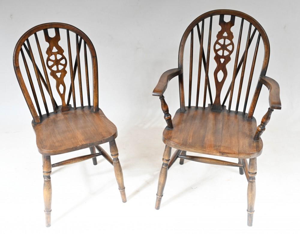 Superbe ensemble de 8 fauteuils Windsor avec dossiers à roulettes distinctifs
Chaises de salle à manger de ferme classiques et nous datons cet ensemble d'environ 1890.
Nous disposons de plusieurs tables de réfectoire assorties si vous recherchez un