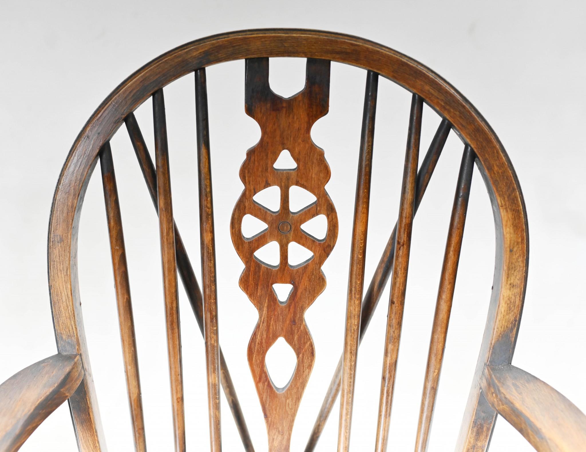 Bois Ensemble de 8 chaises anciennes Windsor à dossier roulant de cuisine 1890 en vente