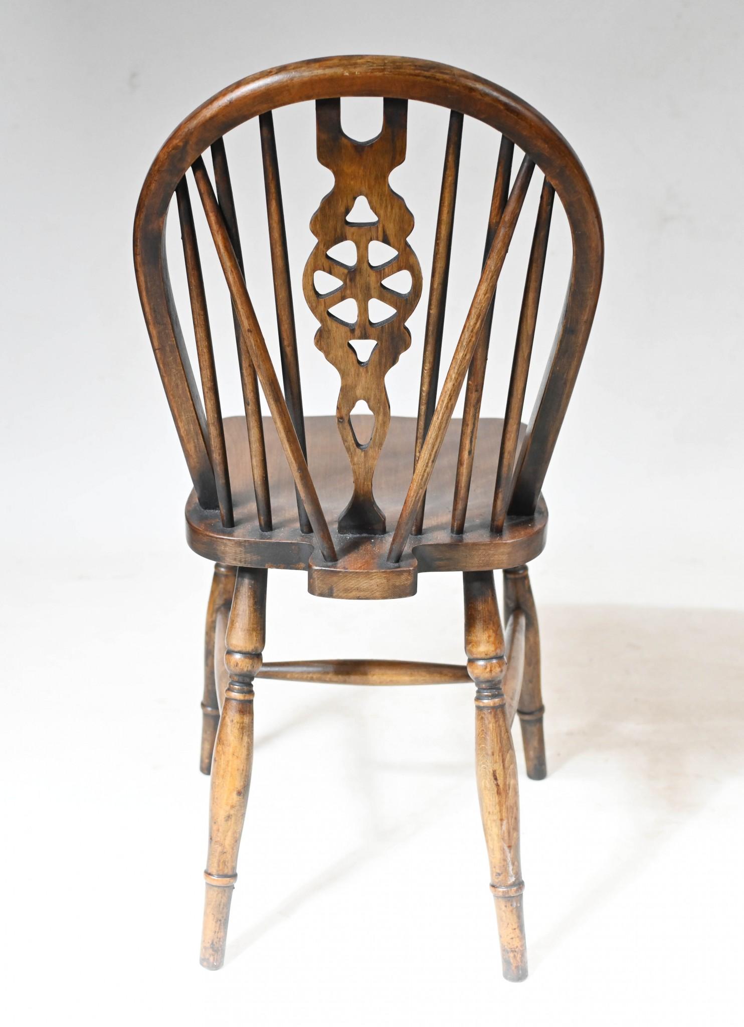 Ensemble de 8 chaises anciennes Windsor à dossier roulant de cuisine 1890 en vente 1