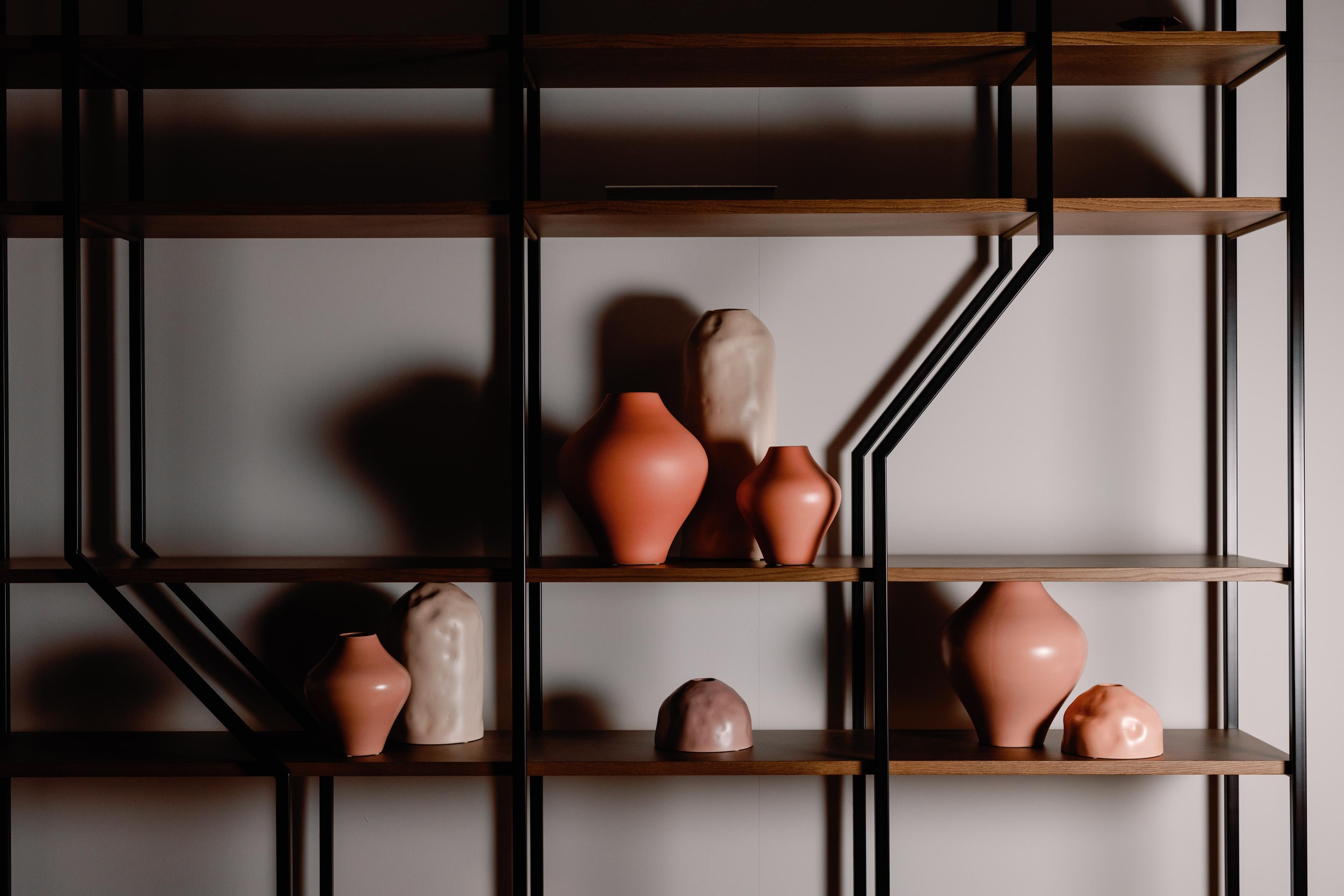 Ensemble de 8 pots en céramique, Collection Lusitanus Home, fabriqués à la main au Portugal - Europe par Lusitanus Home.

Ce magnifique ensemble comprend huit vases en céramique imperméable, parfaits pour être exposés ensemble dans des combinaisons
