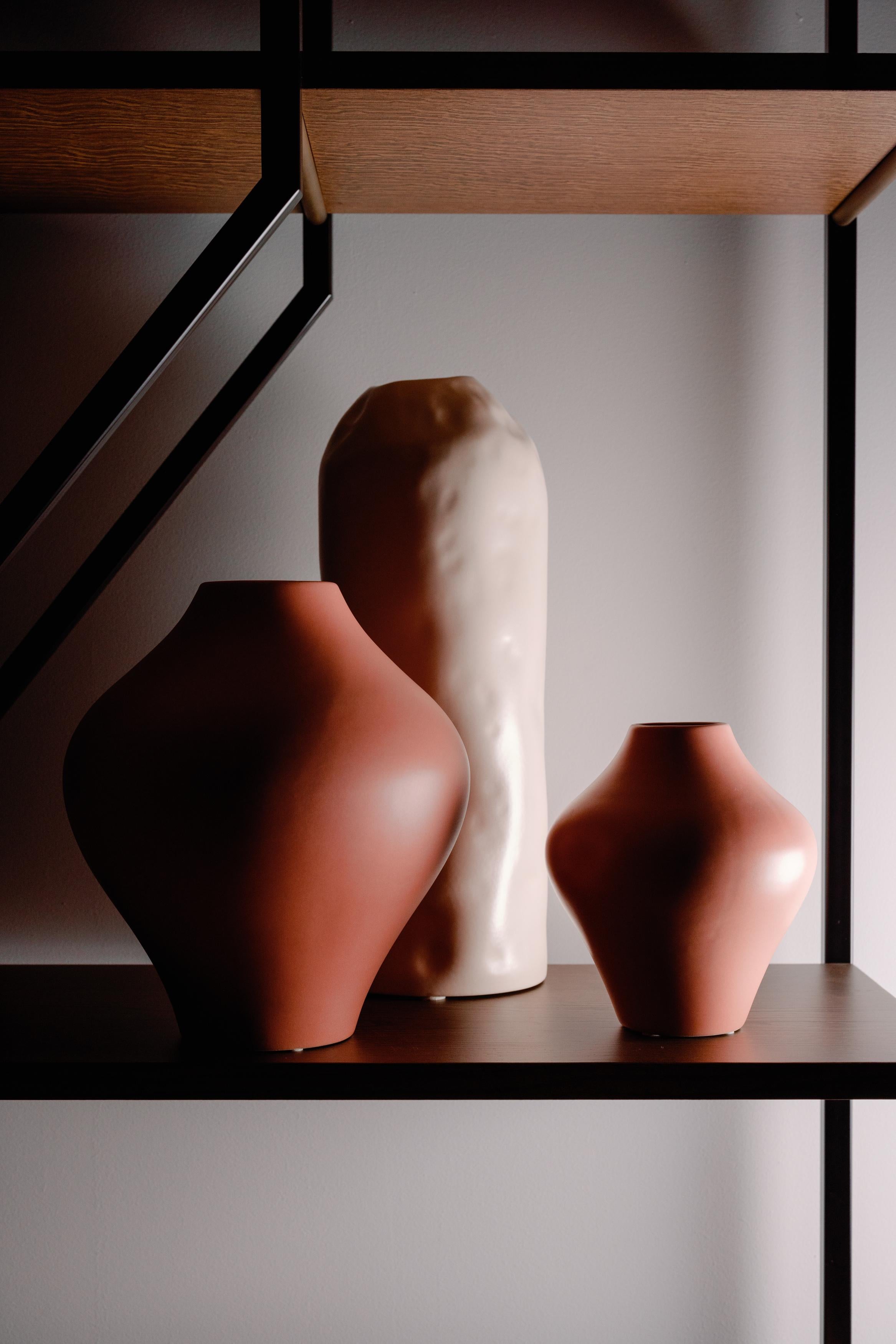 Moderne Ensemble de 8 vases en céramique blancs et pêches, fabriqués à la main au Portugal par Lusitanus Home en vente
