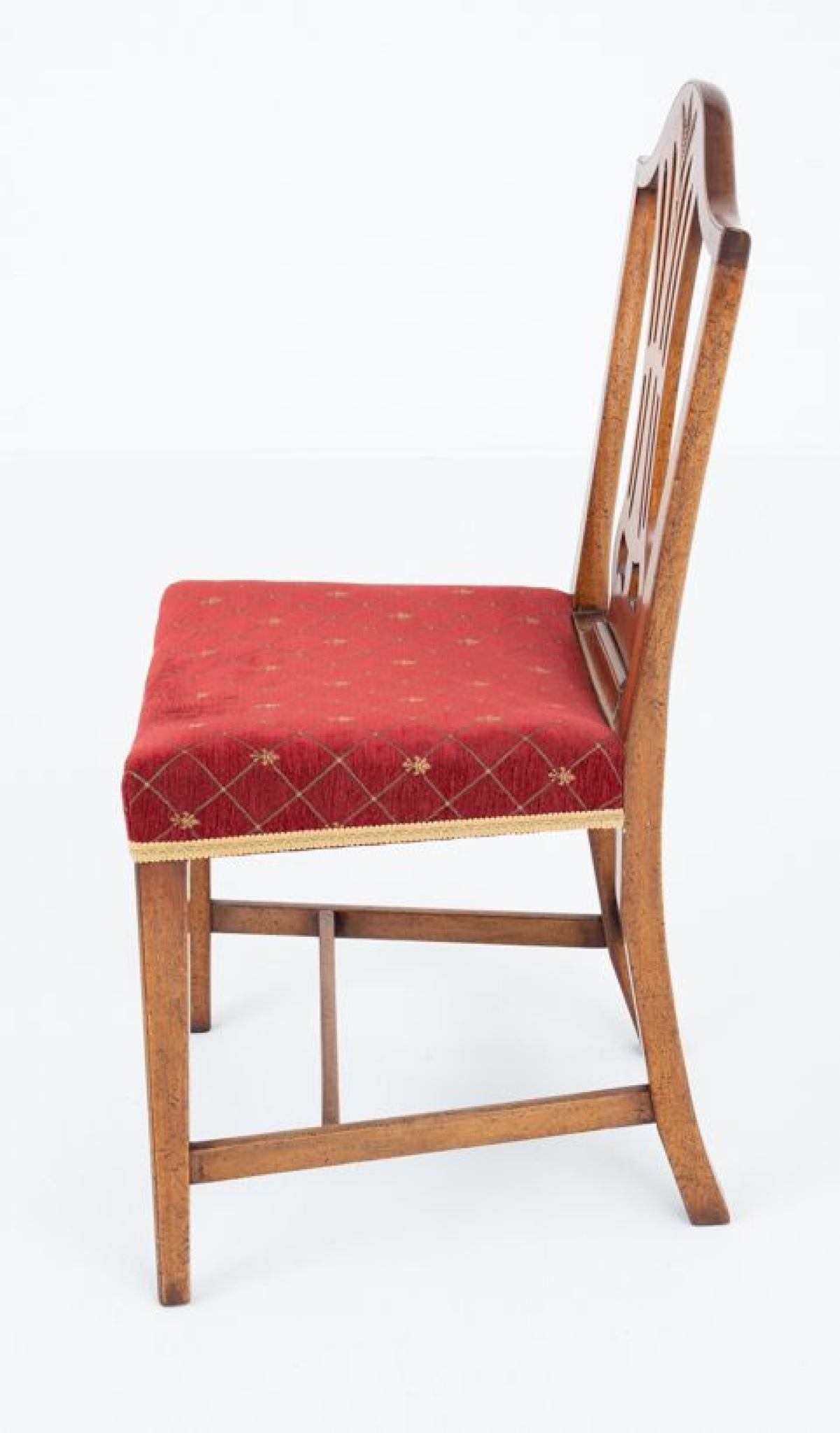 Ensemble de 8 (6 + 2) chaises de salle à manger en acajou de style Chippendale
Ces chaises reposent sur des pieds fuselés avec un cadre en 