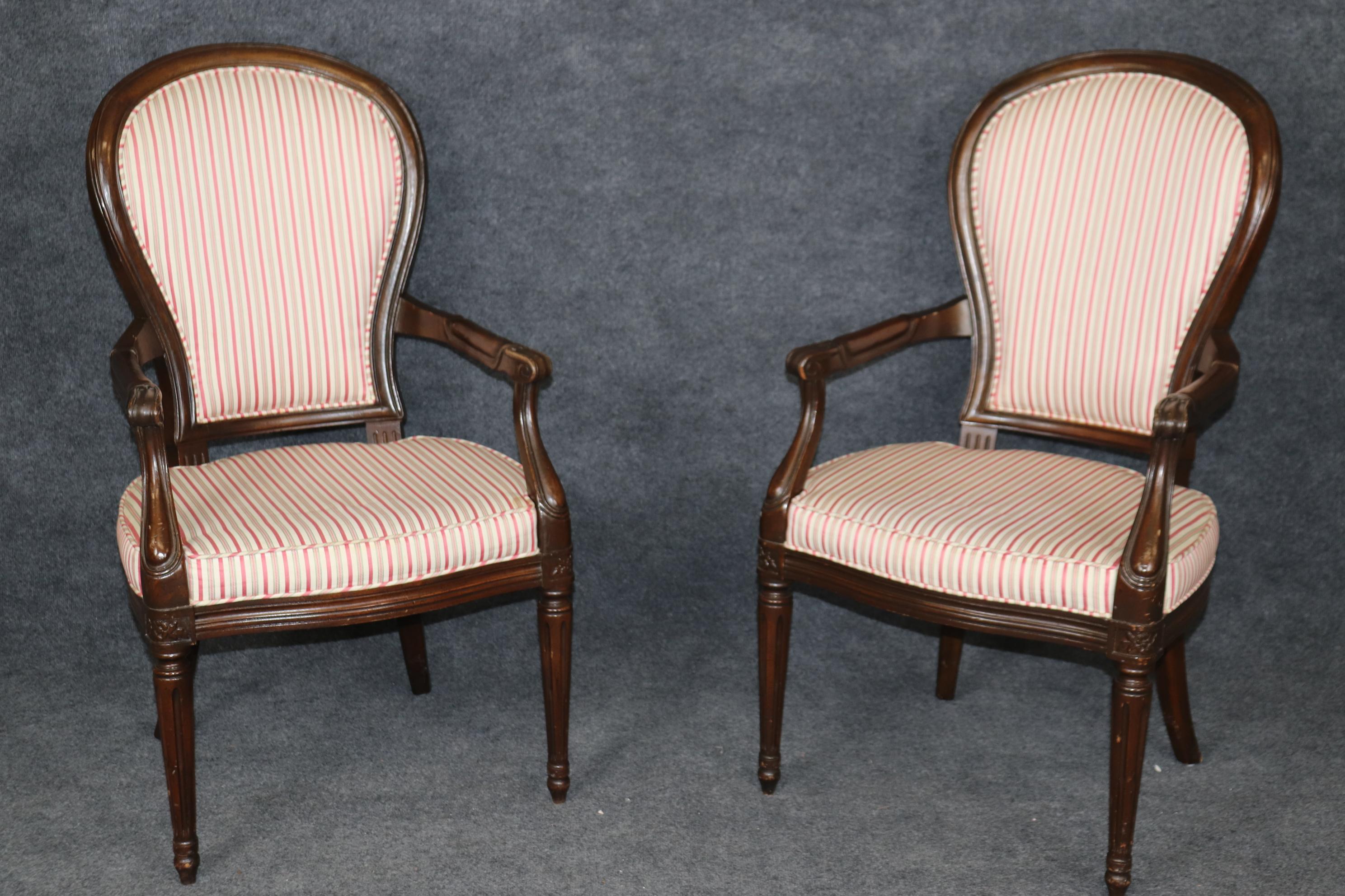 Si tratta di un fantastico set di 8 sedie da salotto in mogano in stile Luigi XVI. Le sedie presentano schienali puliti e tappezzeria originale che presenta usura, abrasioni e danni. Le montature sono in buone condizioni e non presentano danni, se
