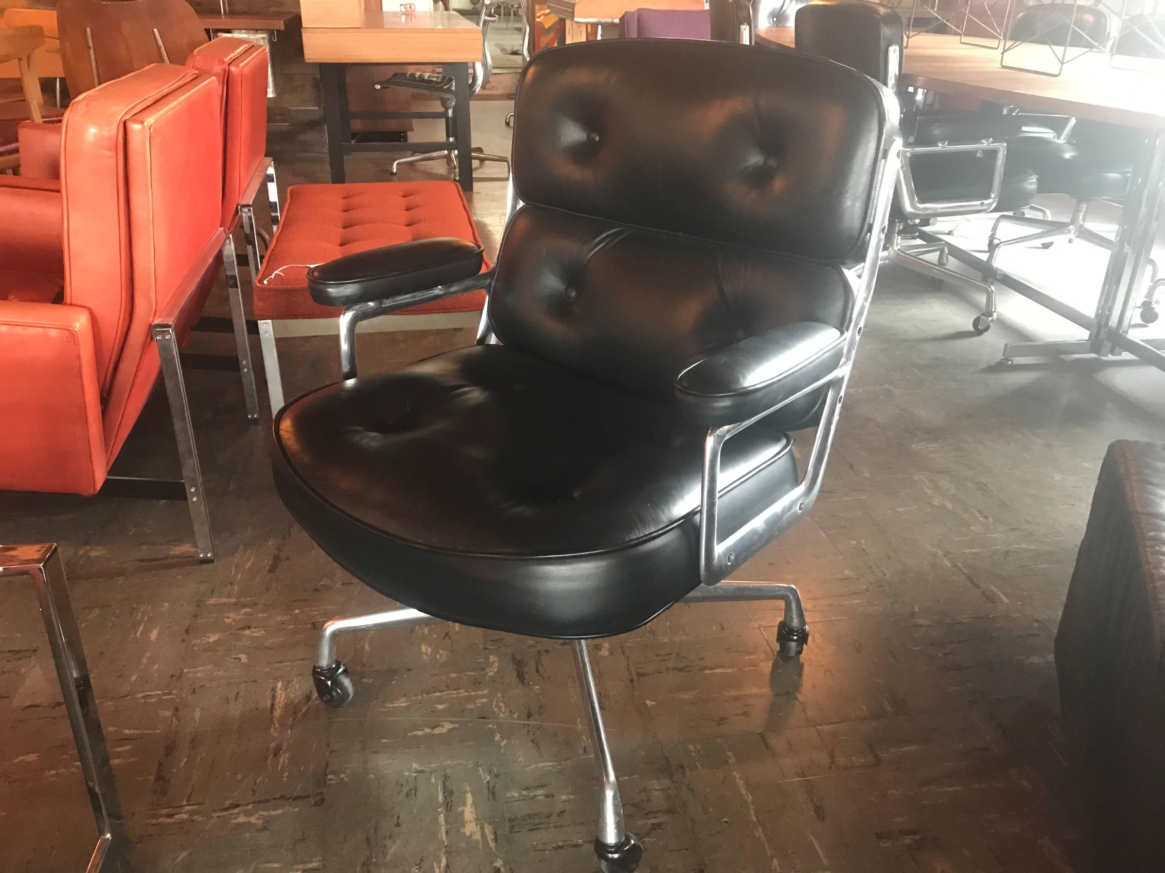 Amazing set of eight time life office chairs on casters
all adjustable with tilt and swivel
all in great vintage condition
no tears or holes
chrome is in great shape.
 