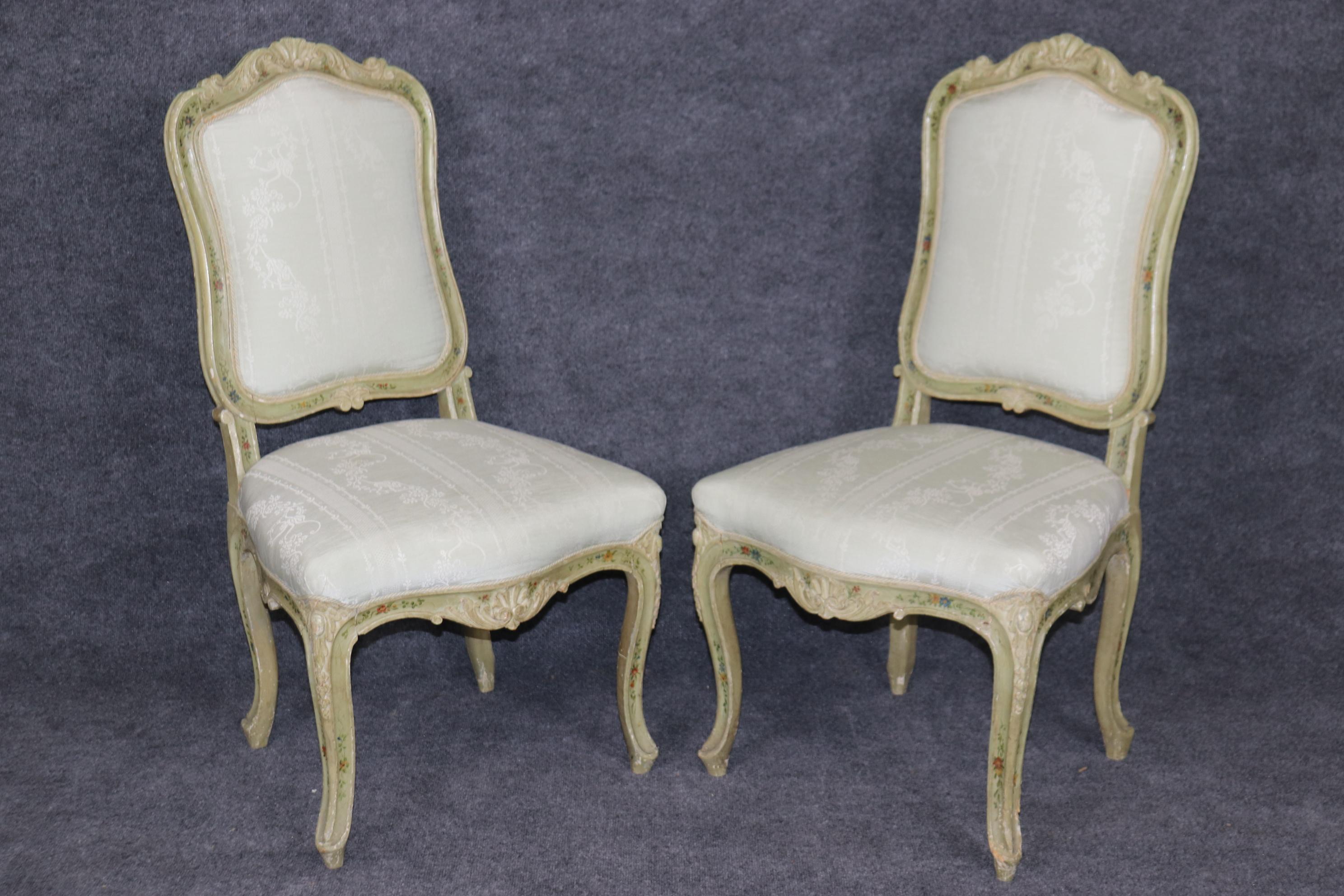 Satz 8 feine geschnitzte italienische Stühle im Louis XV-Stil mit Malerei verziert Esszimmerstühle im Angebot 4