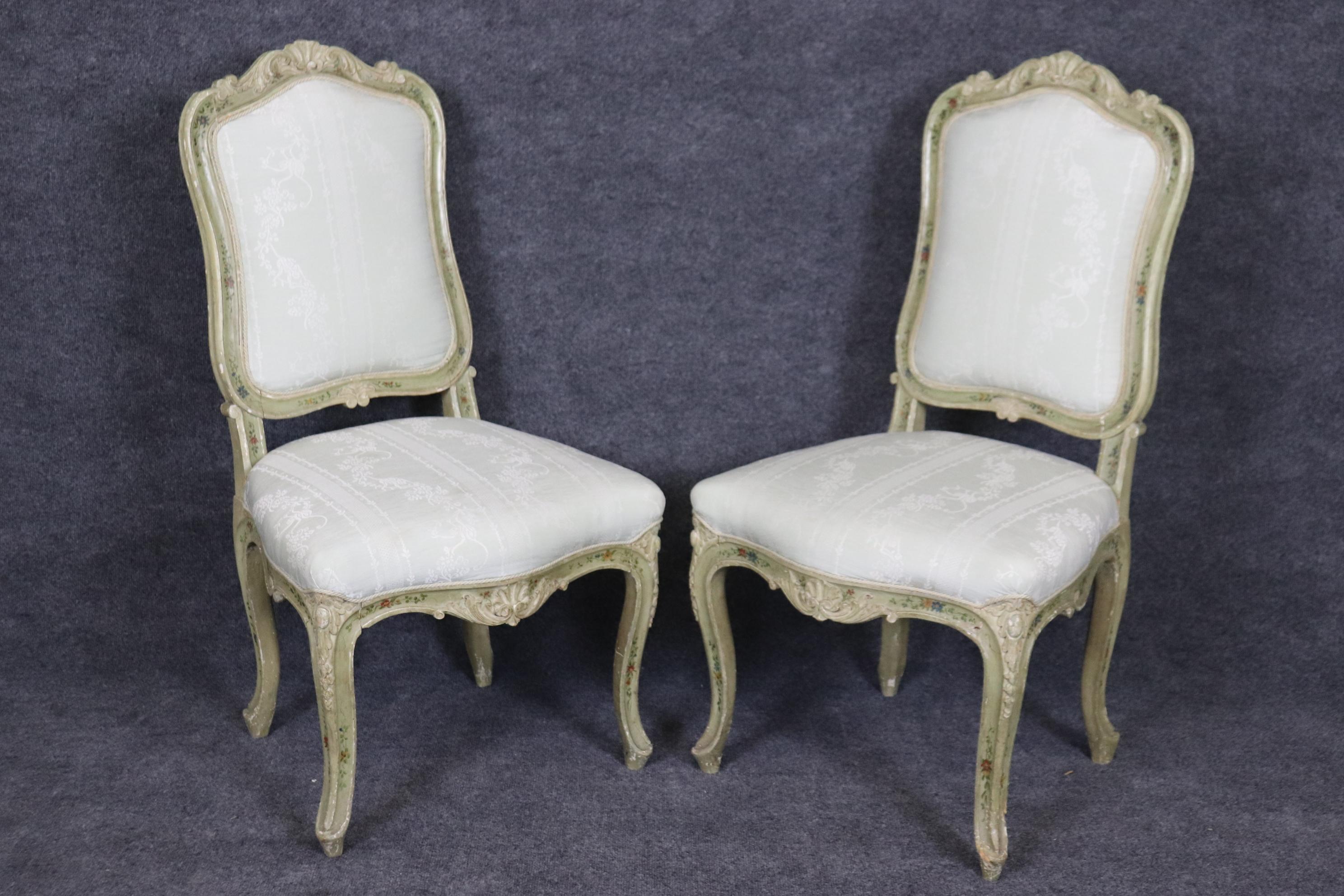 Satz 8 feine geschnitzte italienische Stühle im Louis XV-Stil mit Malerei verziert Esszimmerstühle im Angebot 5