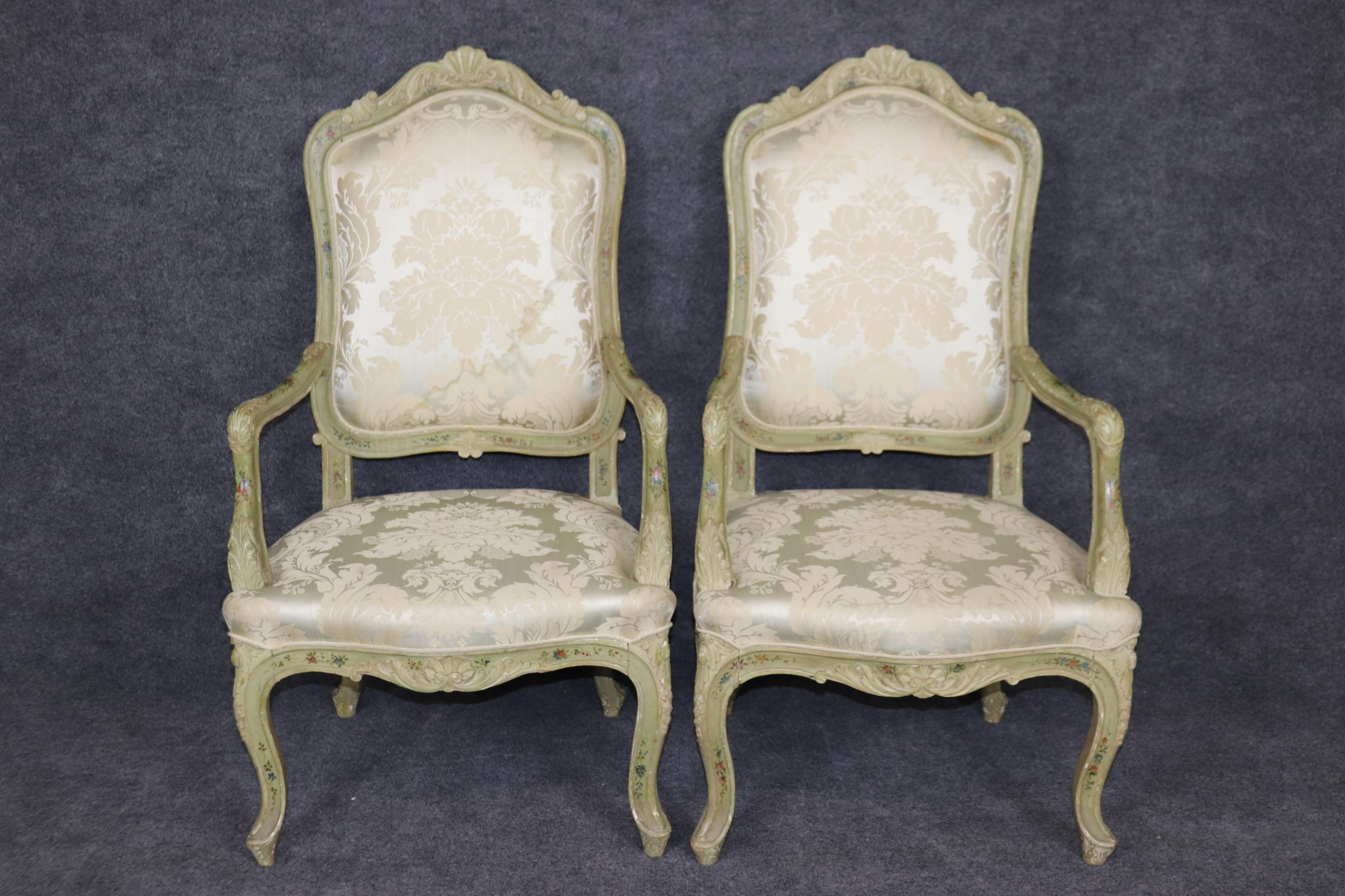 Satz 8 feine geschnitzte italienische Stühle im Louis XV-Stil mit Malerei verziert Esszimmerstühle (Louis XV.) im Angebot
