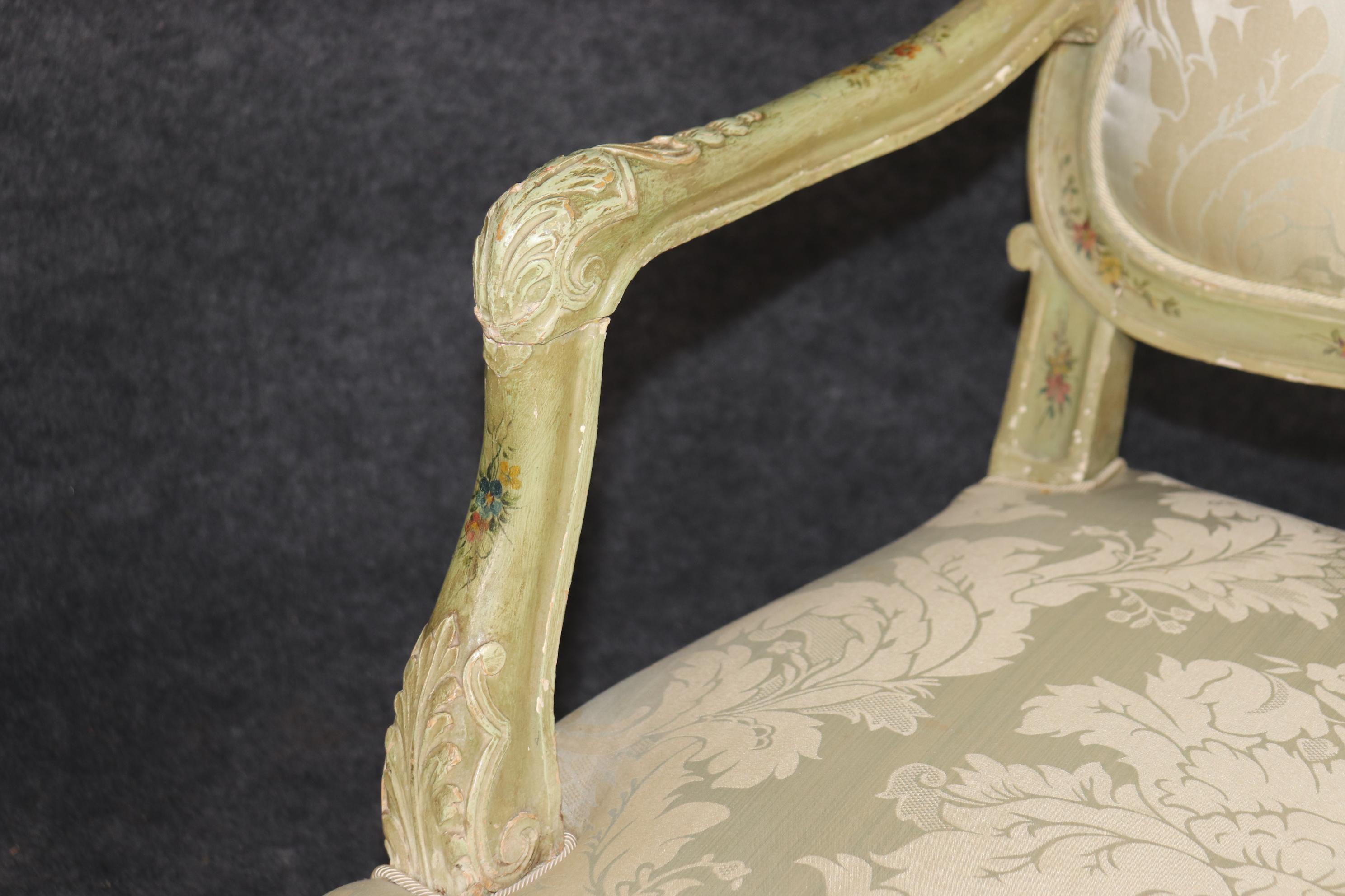 Satz 8 feine geschnitzte italienische Stühle im Louis XV-Stil mit Malerei verziert Esszimmerstühle (Walnuss) im Angebot