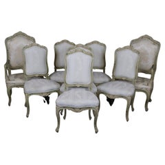 Set di 8 sedie da pranzo finemente intagliate di manifattura italiana in stile Luigi XV con decorazione a vernice