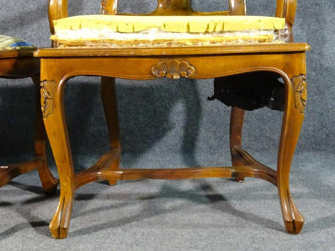 Satz von 8 französischen Louis XV geschnitzt Nussbaum Twist Back Esszimmerstühle, C1960s im Zustand „Gut“ im Angebot in Swedesboro, NJ
