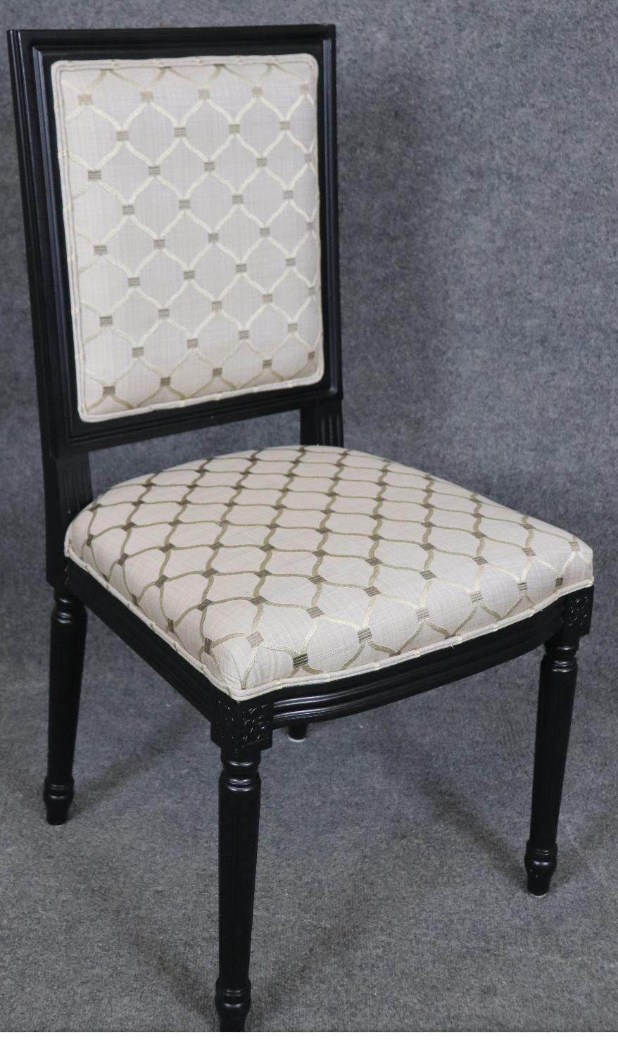 Si tratta di un elegante set di 8 sedie da pranzo in stile Maison Jansen laccate nere in stile Directoire realizzate in Francia. Le sedie sono in buone condizioni e presentano segni di età e di utilizzo, ma minimi. Queste sedie sono assolutamente