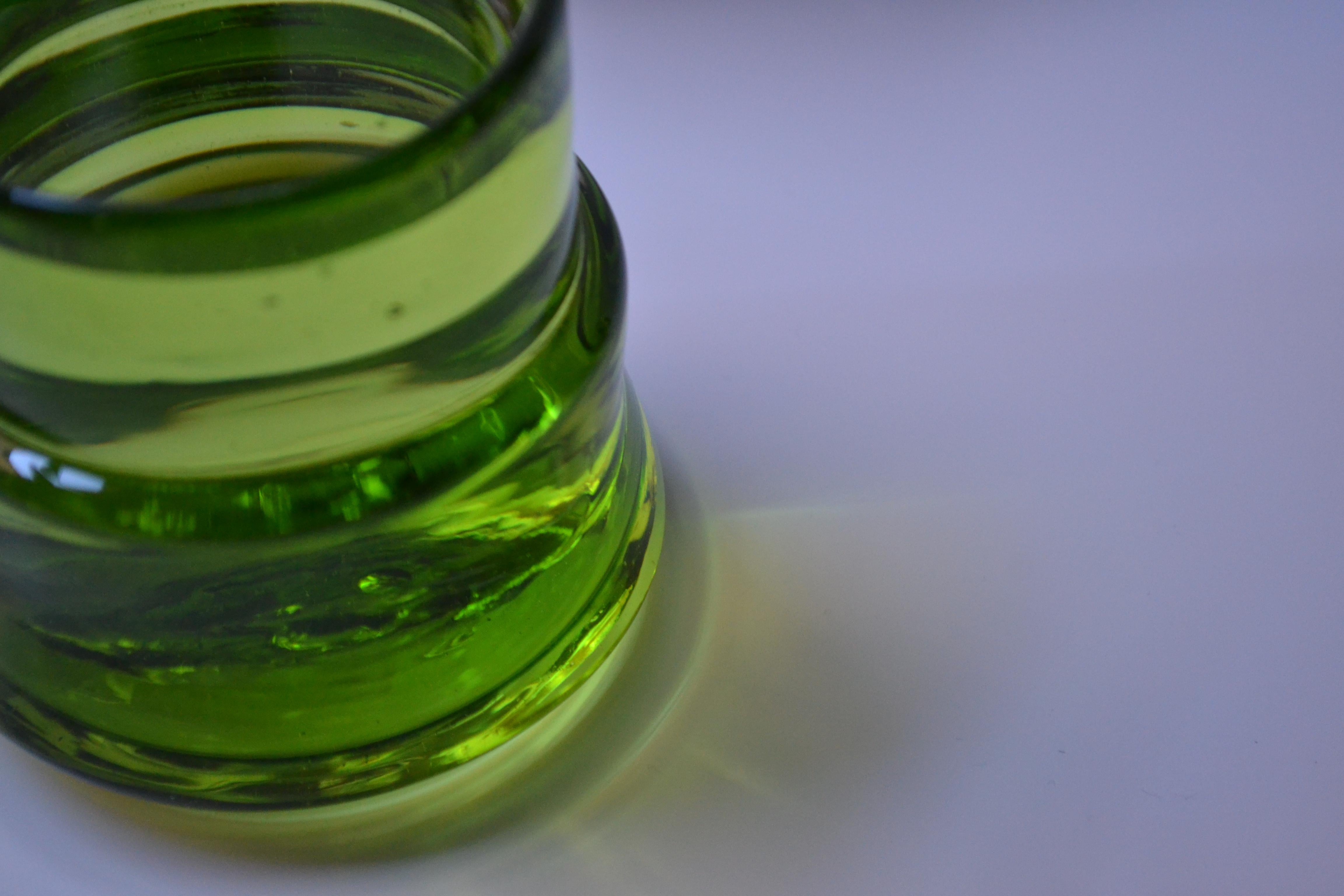 8 mundgeblasene Cocktailgläser Grün. Inspiriert von der vorspanischen Kunst   im Zustand „Neu“ im Angebot in London, GB