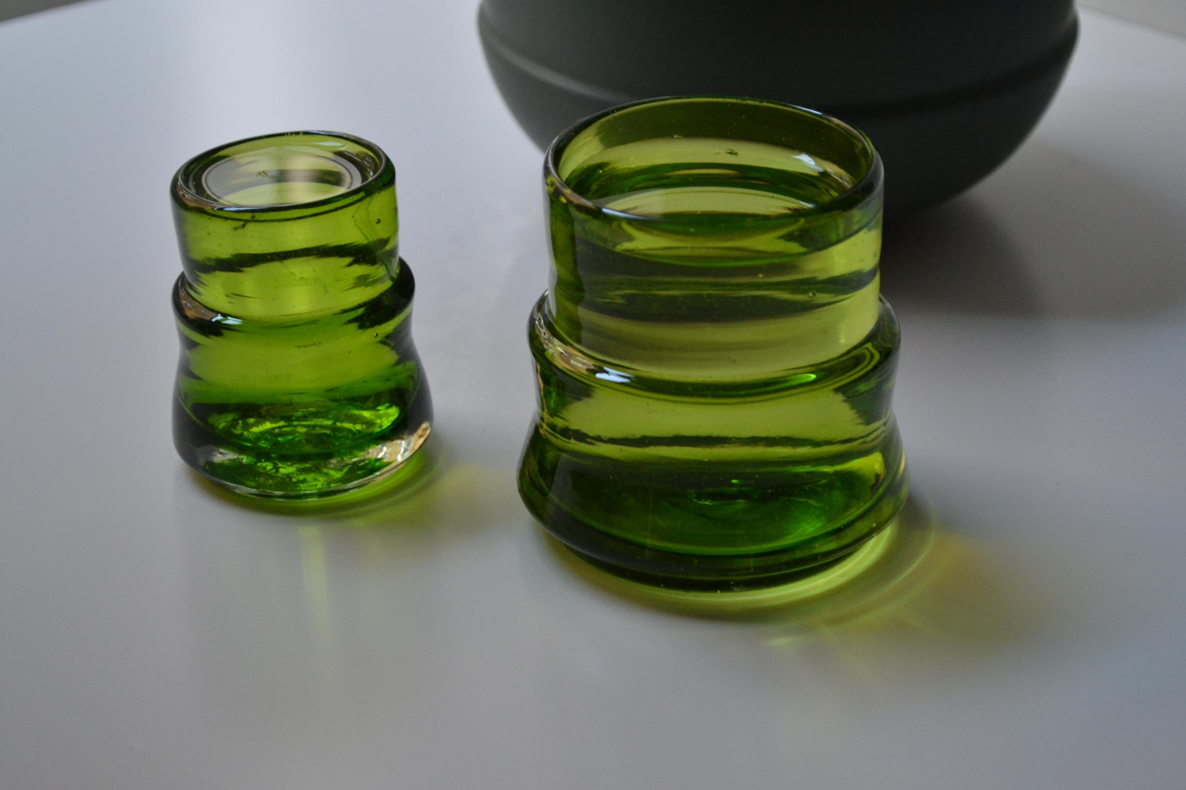 8 mundgeblasene Cocktailgläser Grün. Inspiriert von der vorspanischen Kunst   (21. Jahrhundert und zeitgenössisch) im Angebot