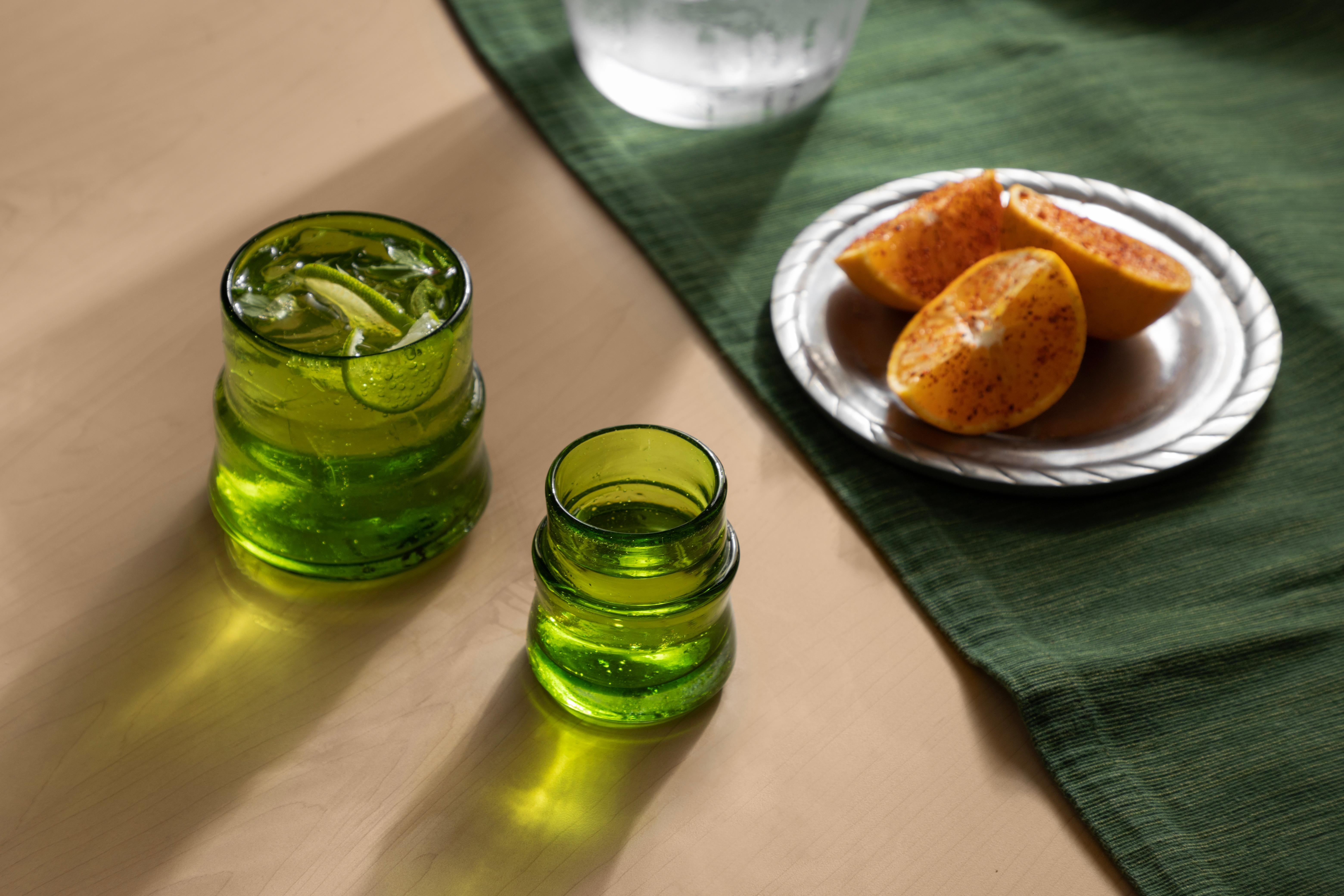 8 mundgeblasene Cocktailgläser Grün. Inspiriert von der vorspanischen Kunst   (Geblasenes Glas) im Angebot