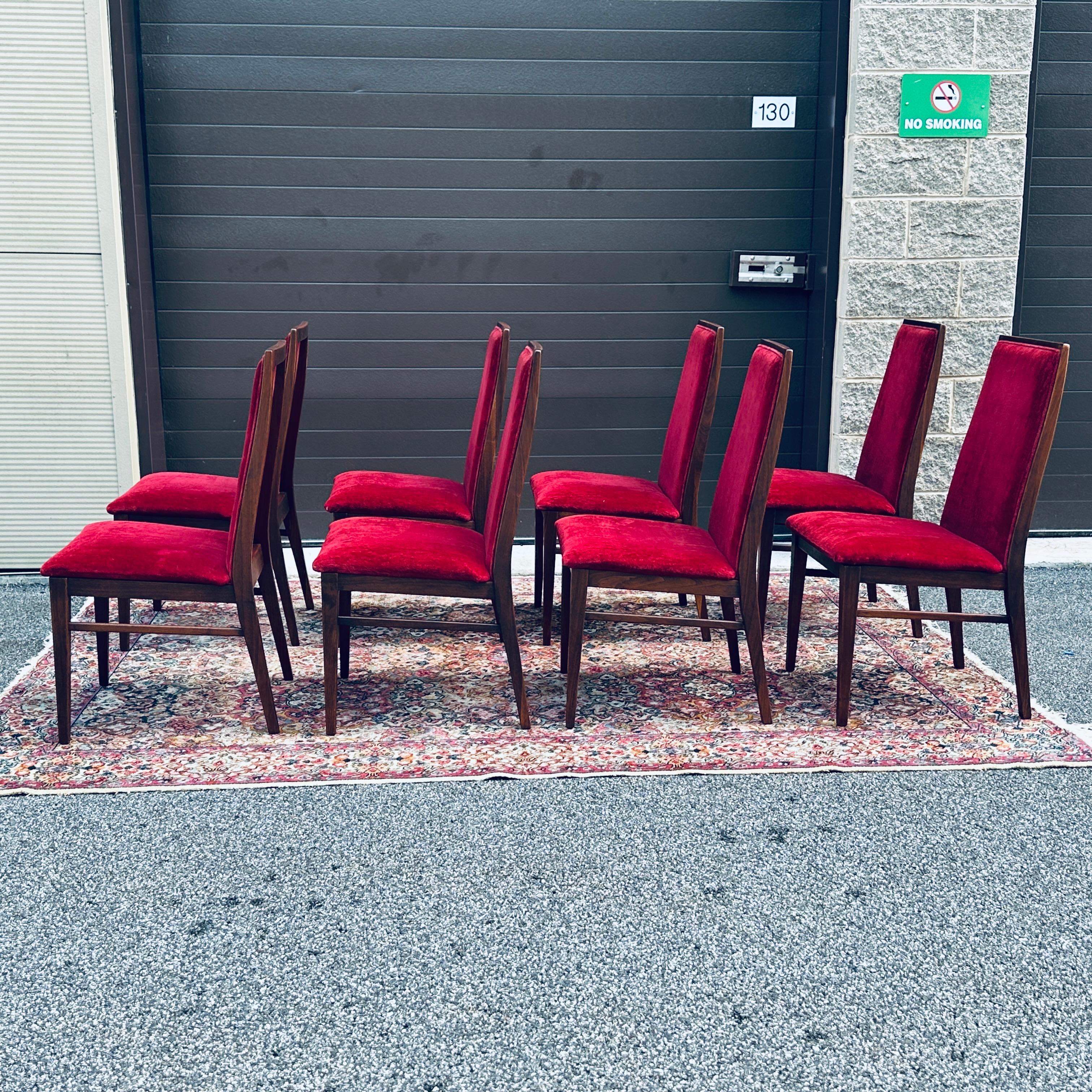 Set di 8 sedie da pranzo in velluto rosso Foster-McDavid in legno massiccio di noce del Medioevo in vendita 3