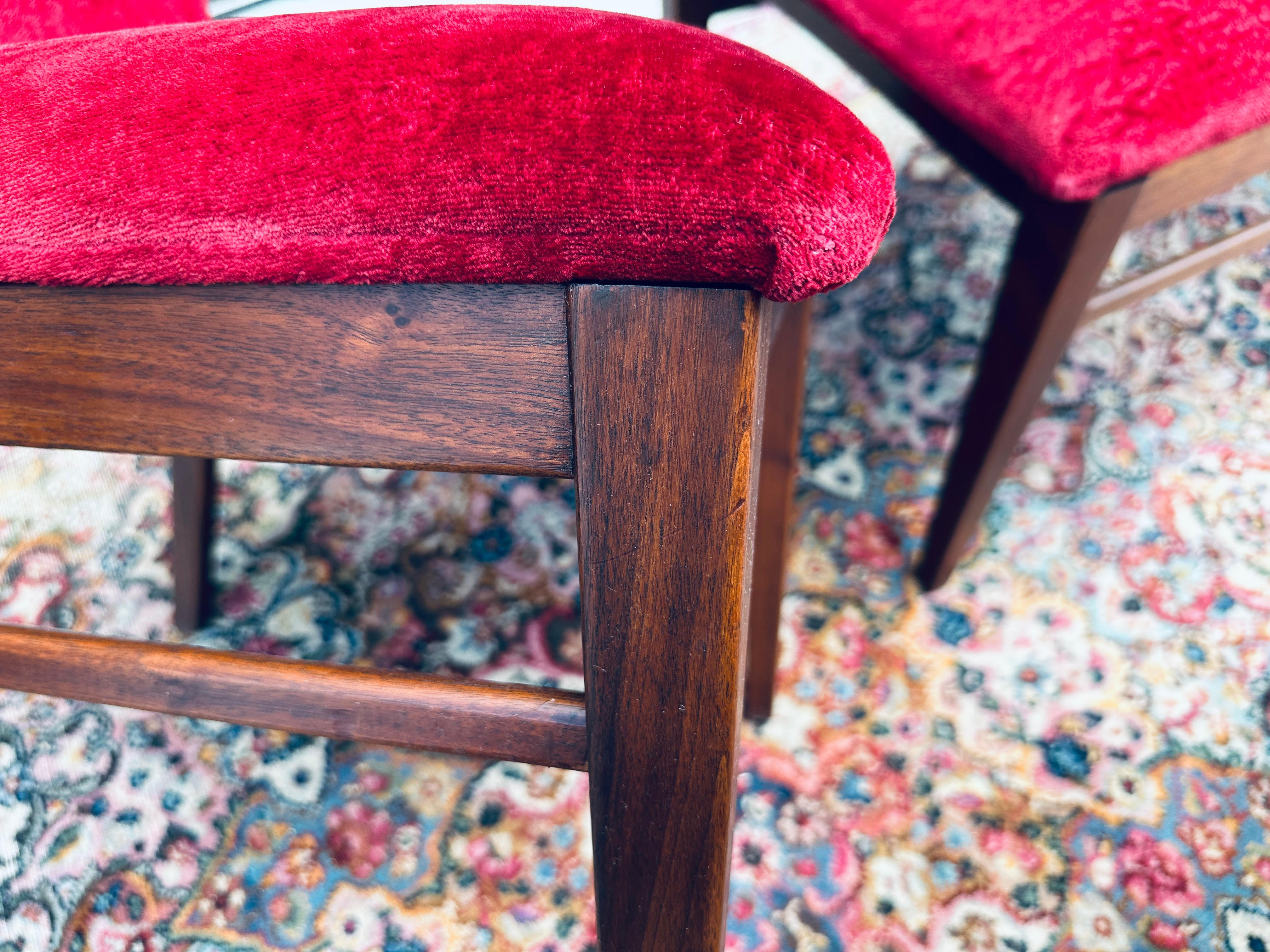 Set di 8 sedie da pranzo in velluto rosso Foster-McDavid in legno massiccio di noce del Medioevo in vendita 7