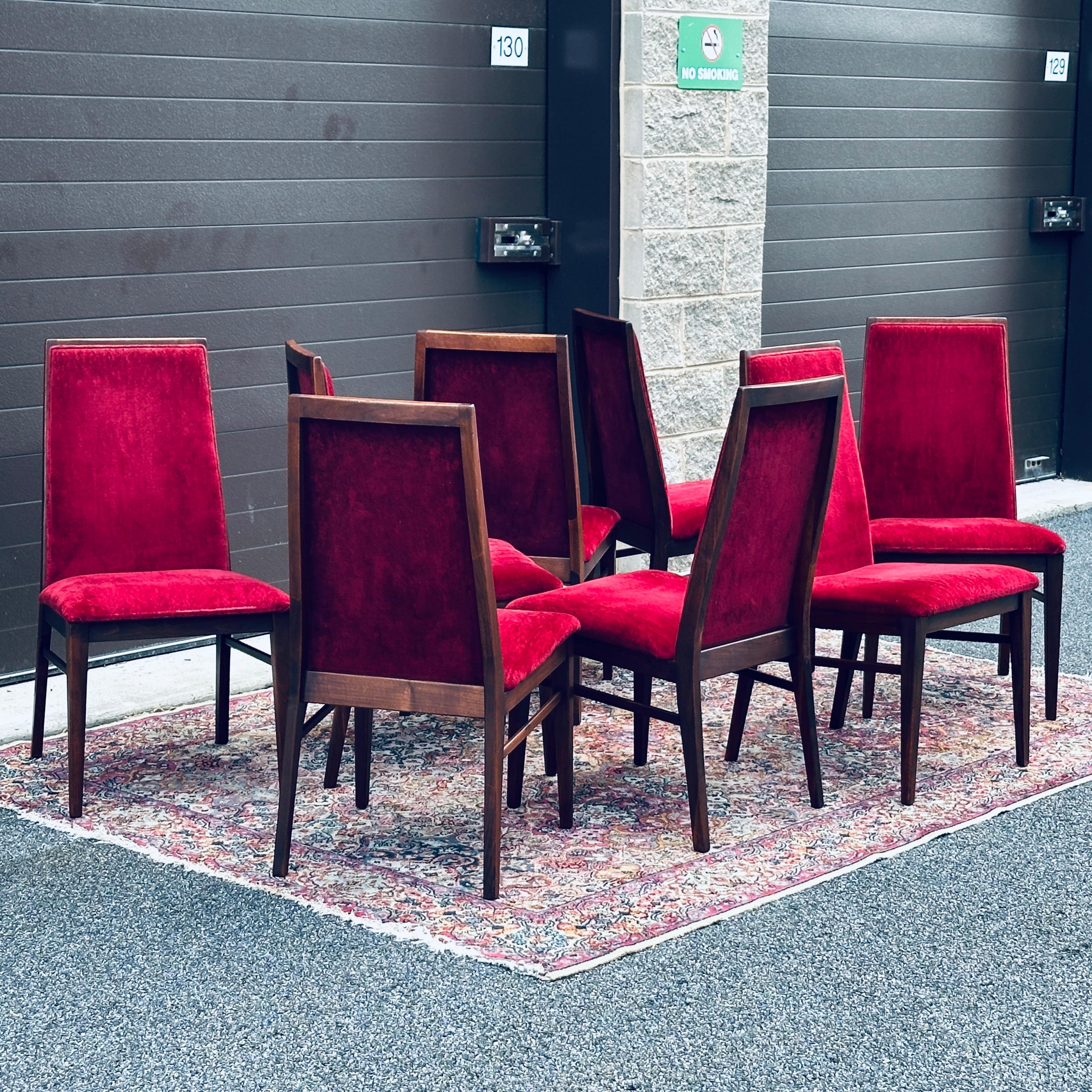 Set di 8 sedie da pranzo in velluto rosso Foster-McDavid in legno massiccio di noce del Medioevo in vendita 8
