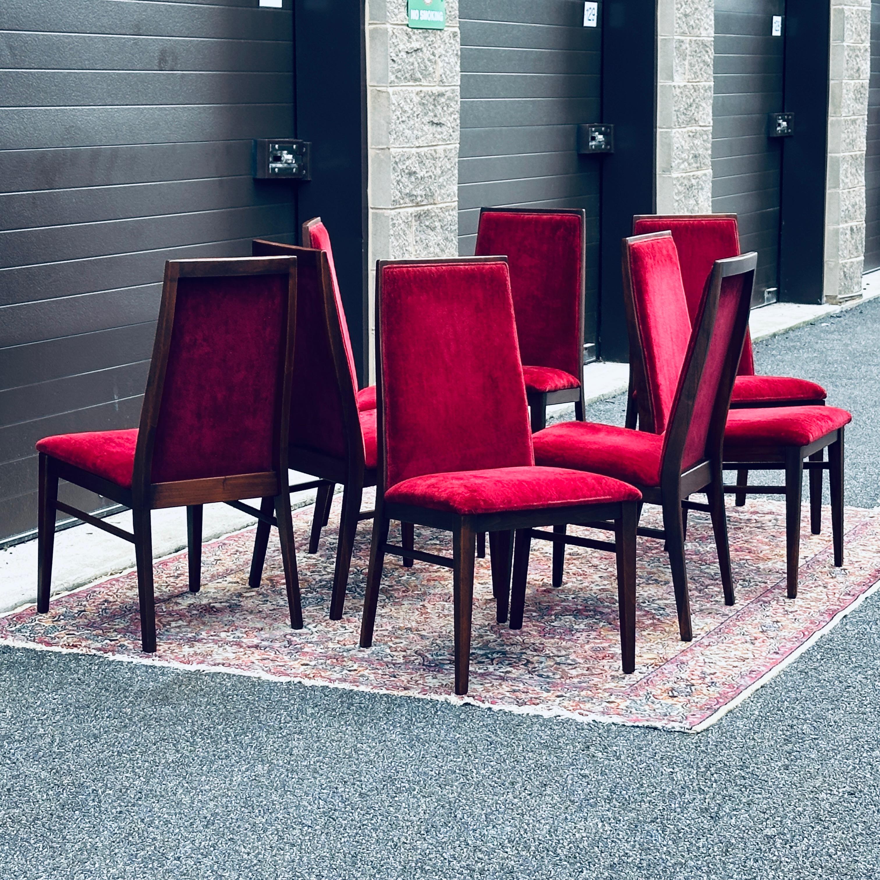 Set di otto sofisticate sedie da pranzo di Foster-McDavid in stile Mid-Century Modern, con schienali alti e architettonici, strutture in legno massiccio di noce e sedute e schienali in velluto rosso lampone. La tappezzeria d'epoca è in buono stato
