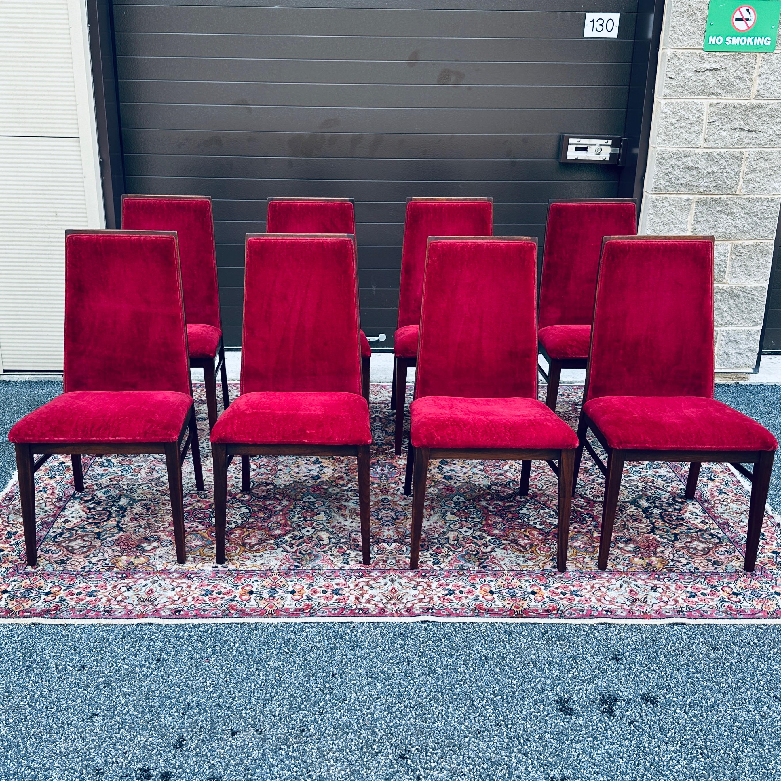 Mid-Century moderno Set di 8 sedie da pranzo in velluto rosso Foster-McDavid in legno massiccio di noce del Medioevo in vendita
