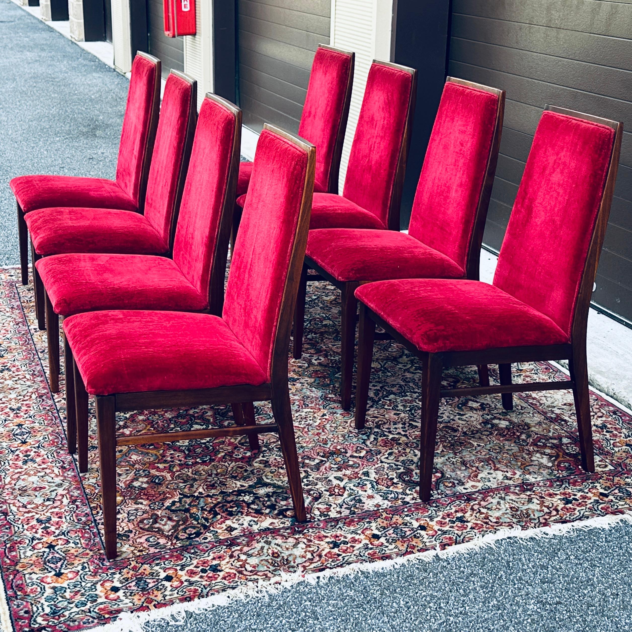 Americano Set di 8 sedie da pranzo in velluto rosso Foster-McDavid in legno massiccio di noce del Medioevo in vendita