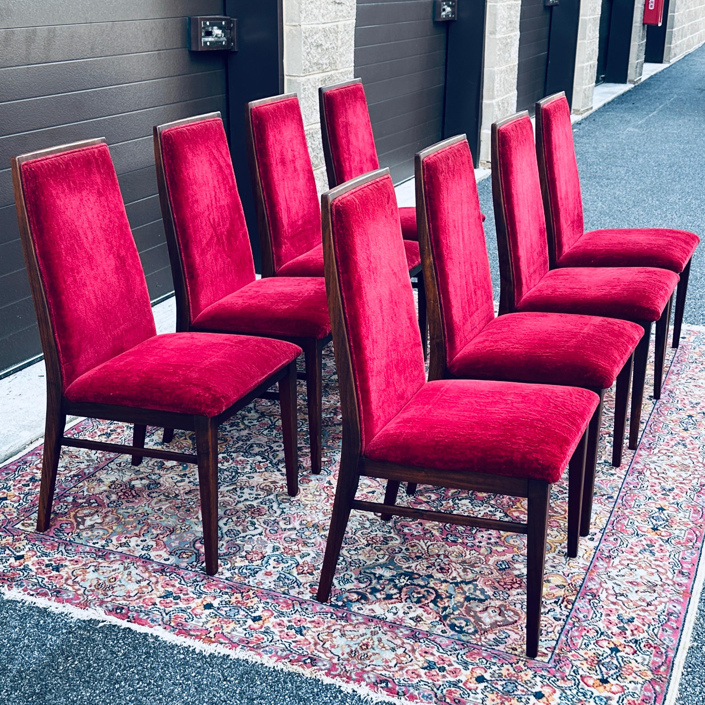Set di 8 sedie da pranzo in velluto rosso Foster-McDavid in legno massiccio di noce del Medioevo In condizioni buone in vendita a West Chester, PA
