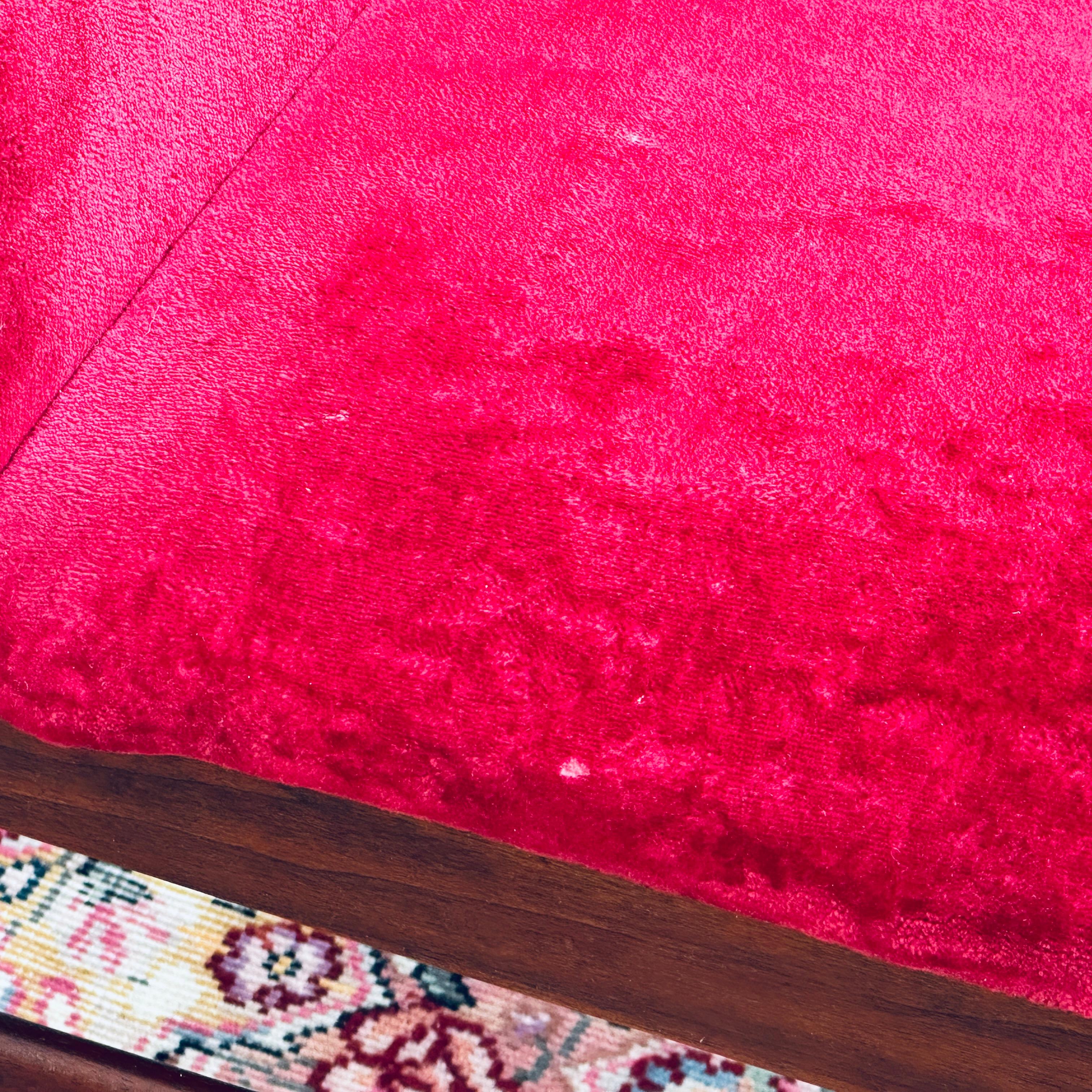 XX secolo Set di 8 sedie da pranzo in velluto rosso Foster-McDavid in legno massiccio di noce del Medioevo in vendita