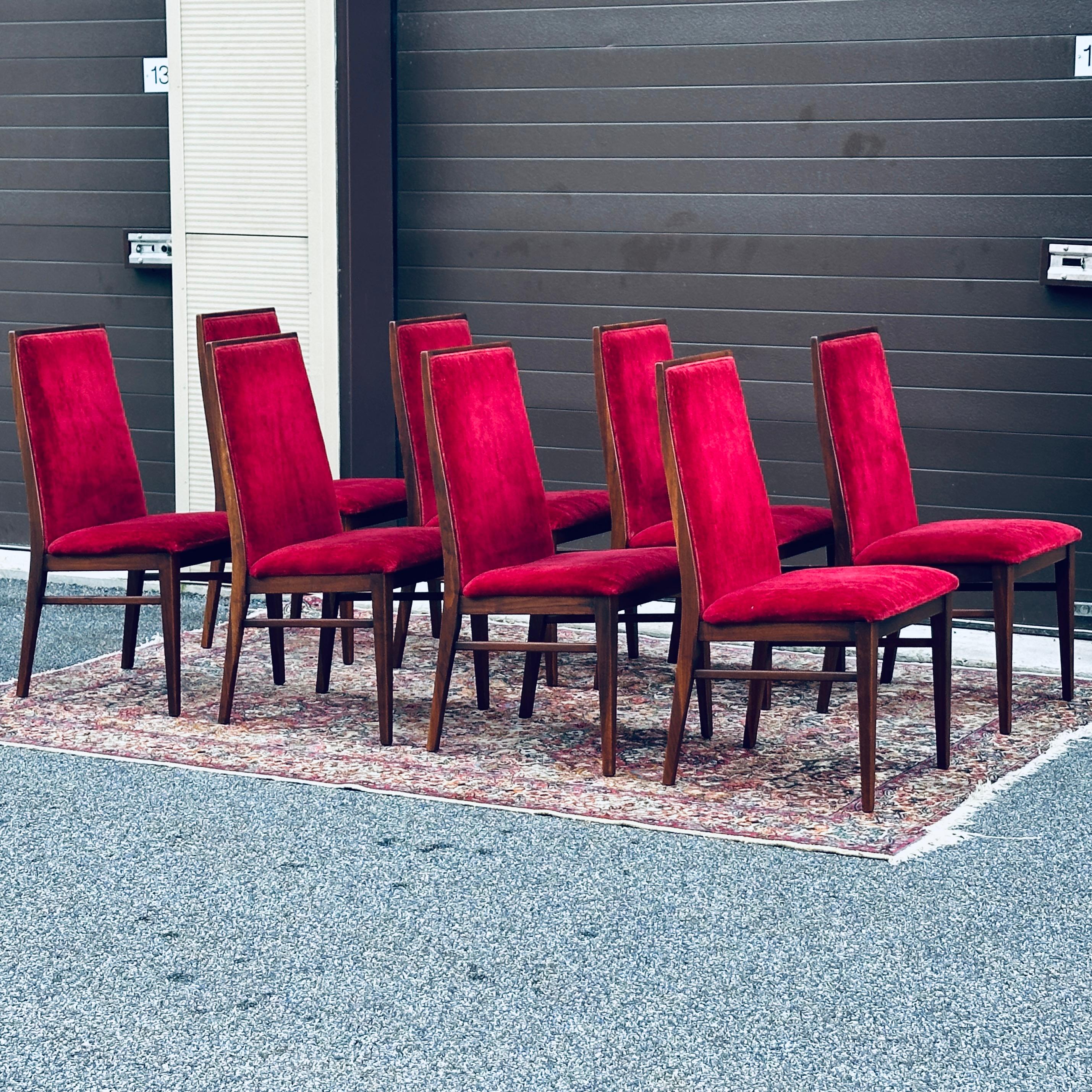 Velluto Set di 8 sedie da pranzo in velluto rosso Foster-McDavid in legno massiccio di noce del Medioevo in vendita