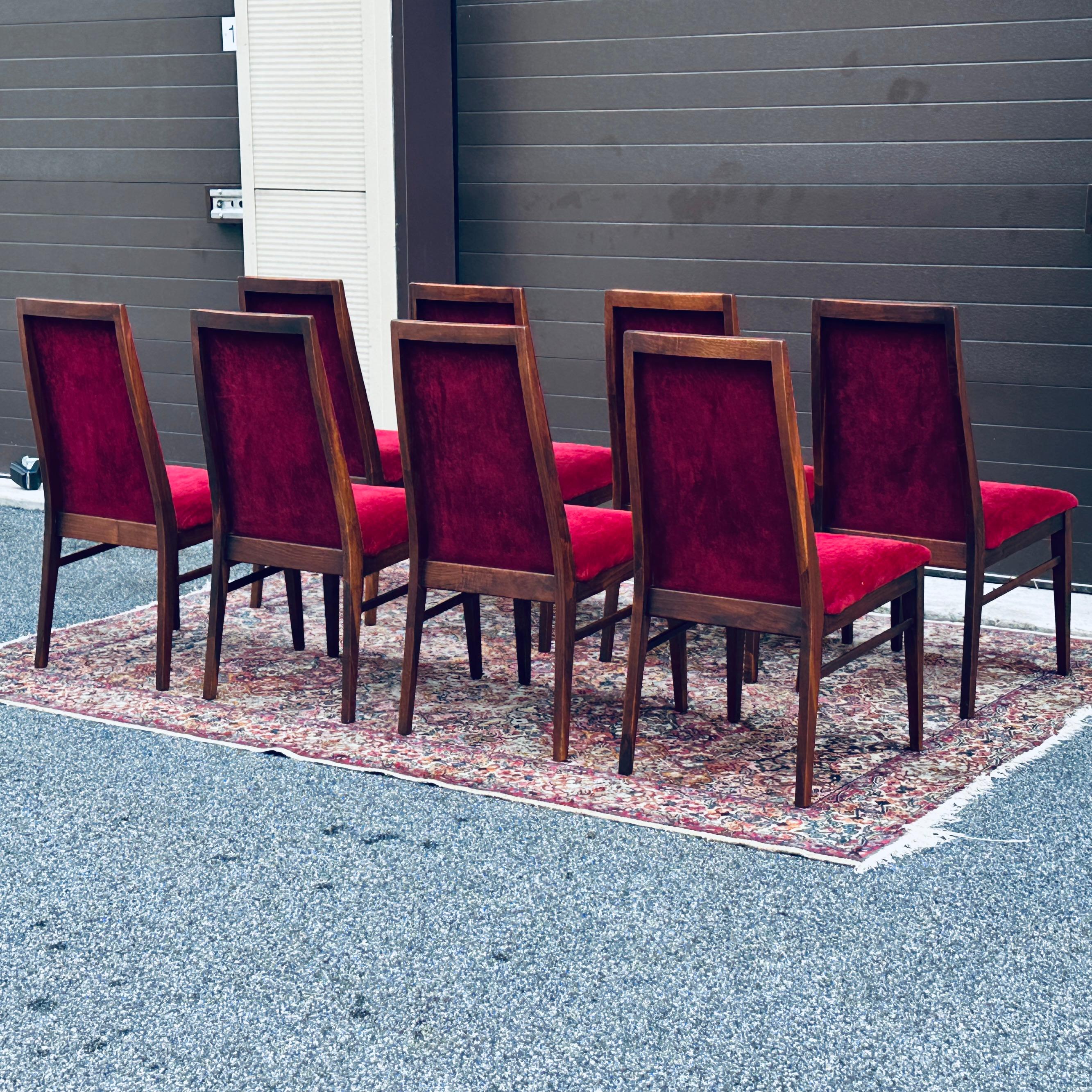 Set di 8 sedie da pranzo in velluto rosso Foster-McDavid in legno massiccio di noce del Medioevo in vendita 1