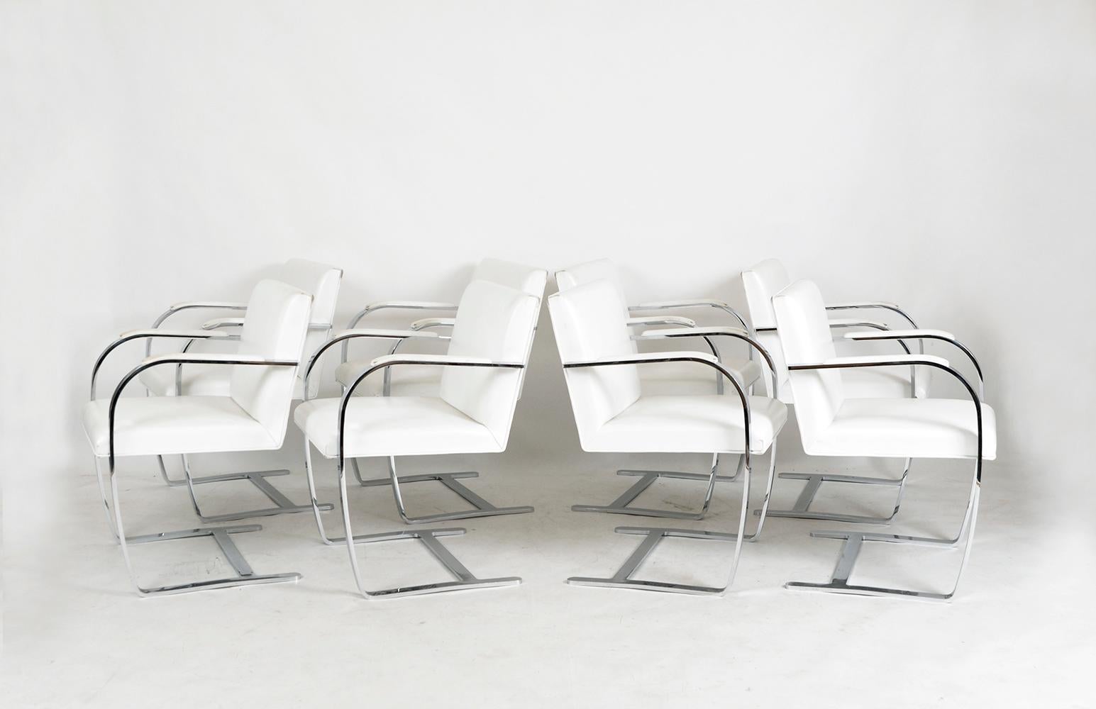 XXIe siècle et contemporain Ensemble de 8 chaises de salle à manger cantilever blanches Mies van der Rohe Knoll Brno Flat Bar 255