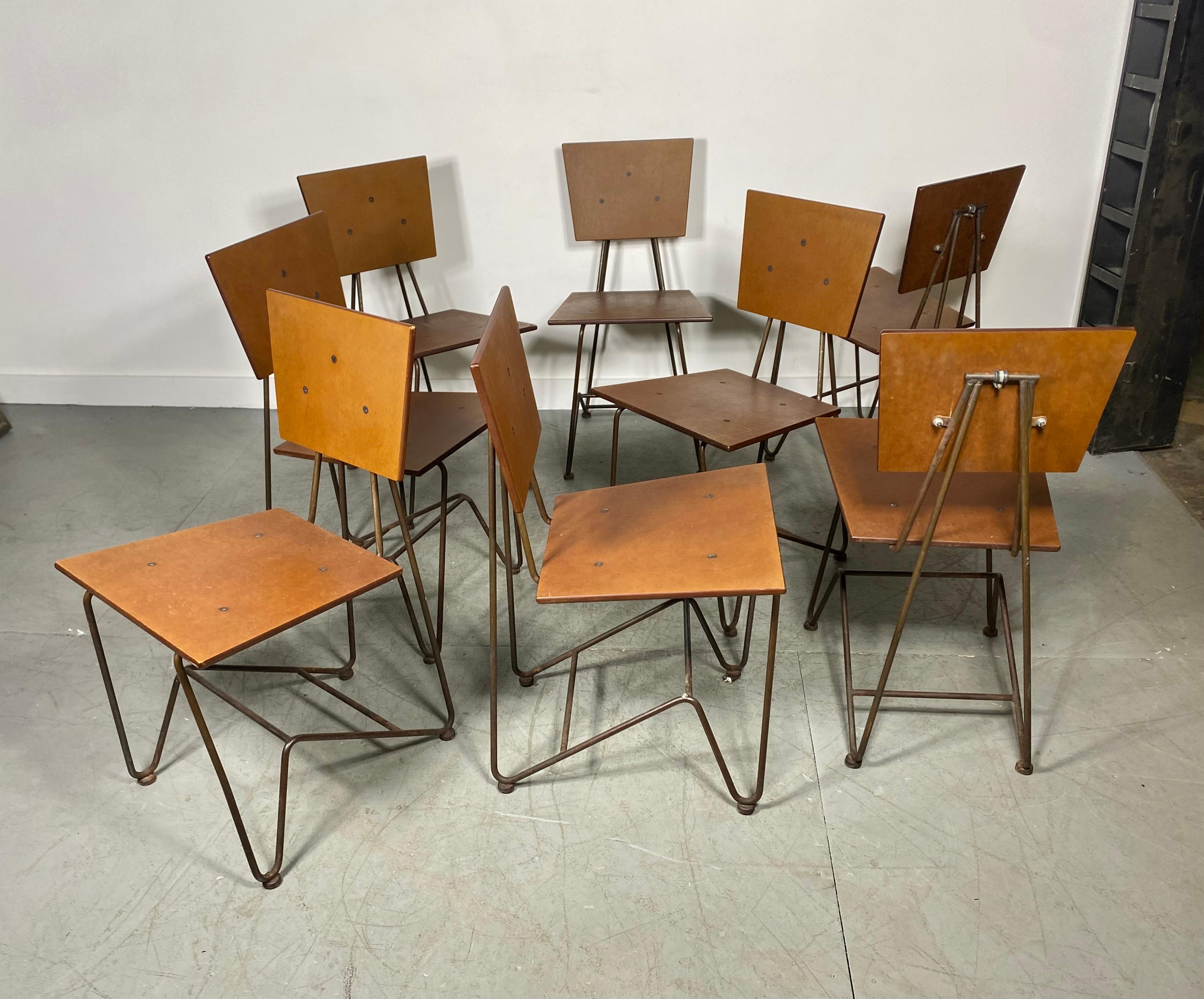 Mid-Century Modern Ensemble de 8 chaises de salle à manger modernistes en fer et contreplaqué conçues par Steve Sauer en vente