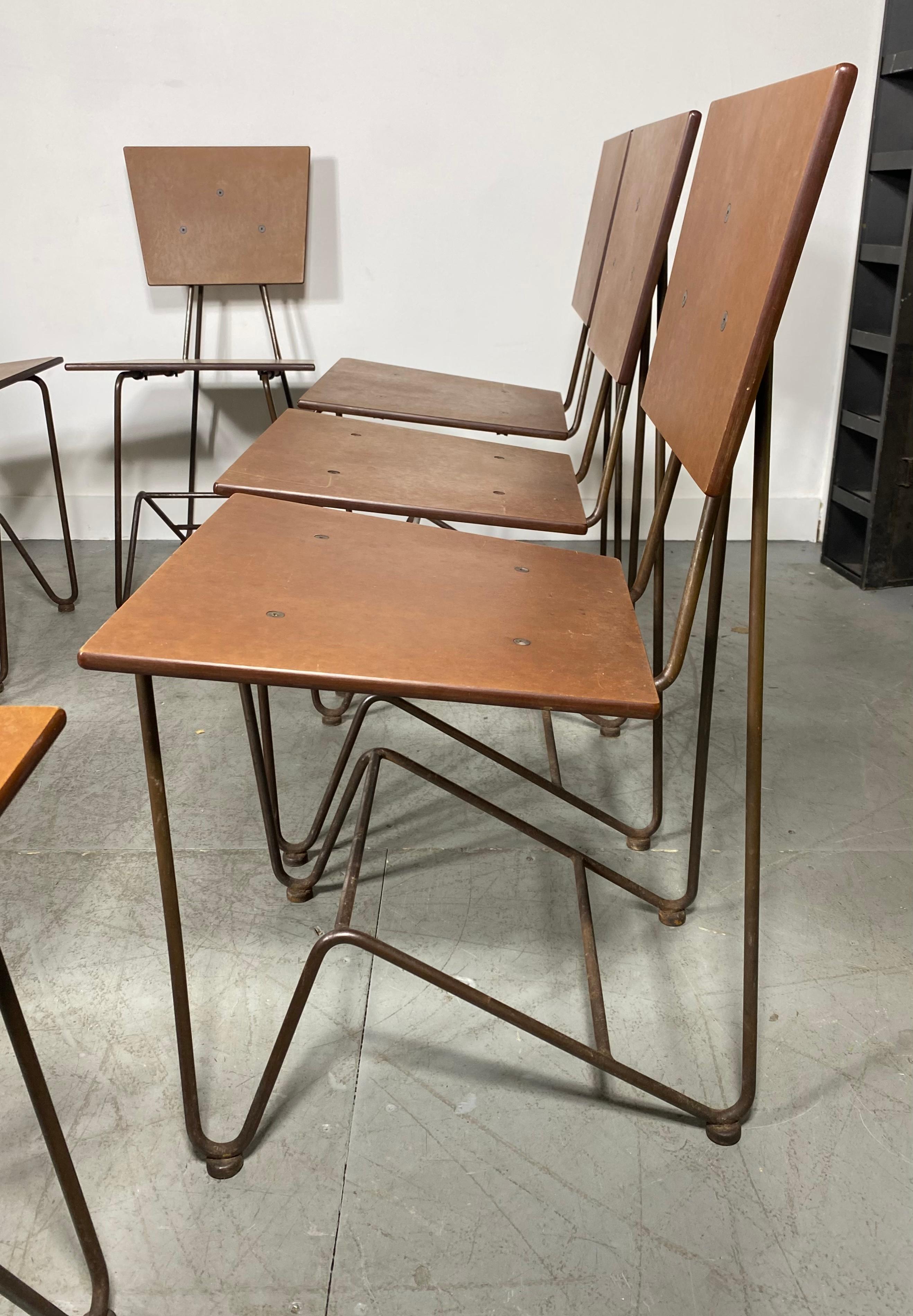 8 modernistische Esszimmerstühle aus Eisen und Sperrholz, entworfen von Steve Sauer (amerikanisch) im Angebot