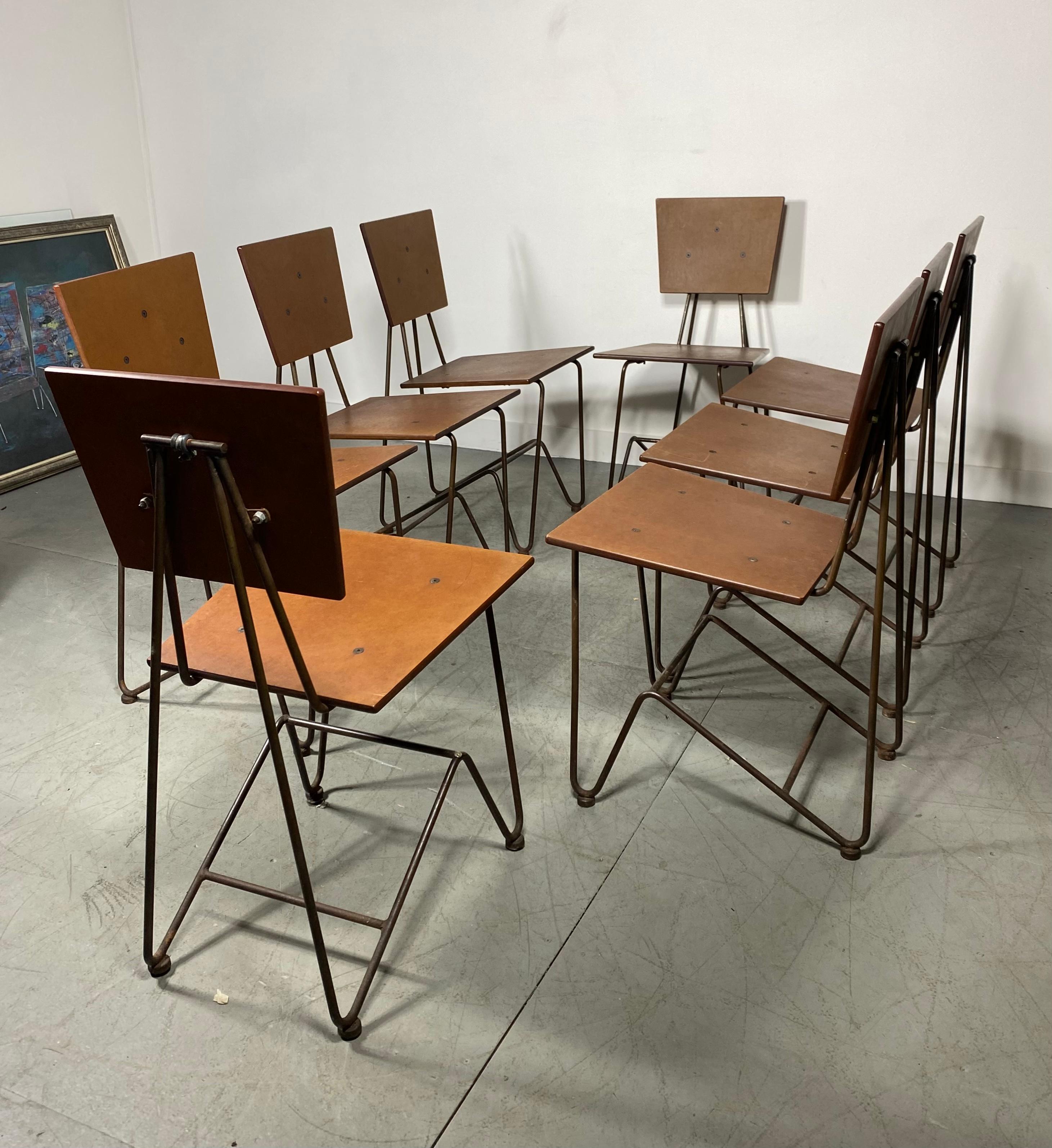 8 modernistische Esszimmerstühle aus Eisen und Sperrholz, entworfen von Steve Sauer (Ende des 20. Jahrhunderts) im Angebot