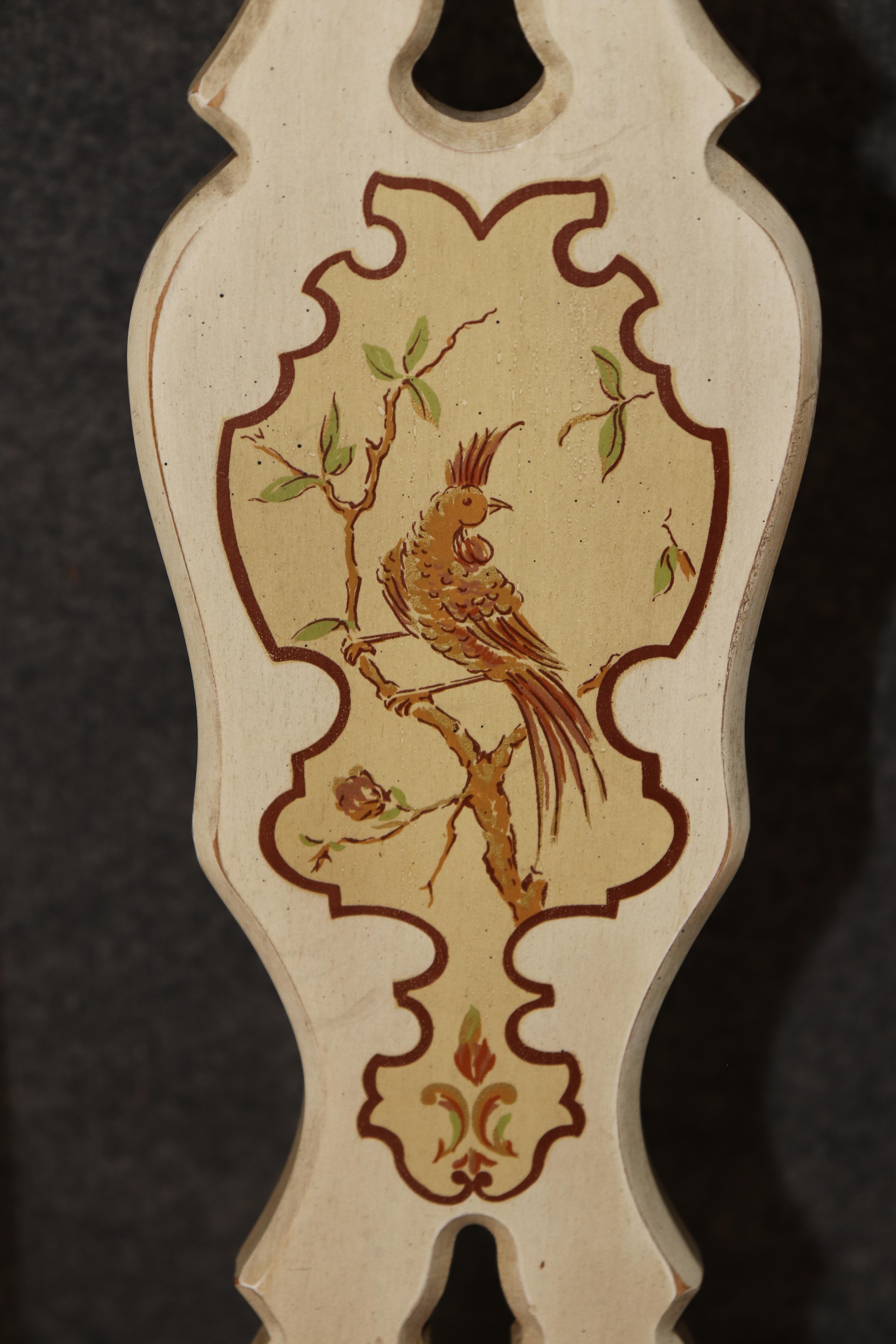 Eleva tu experiencia gastronómica con este exquisito conjunto de ocho sillas de comedor de estilo italiano de los años 60, que incluye seis sillas laterales y dos sillones. Bellamente pintadas a mano en un estilo veneciano tradicional, estas sillas