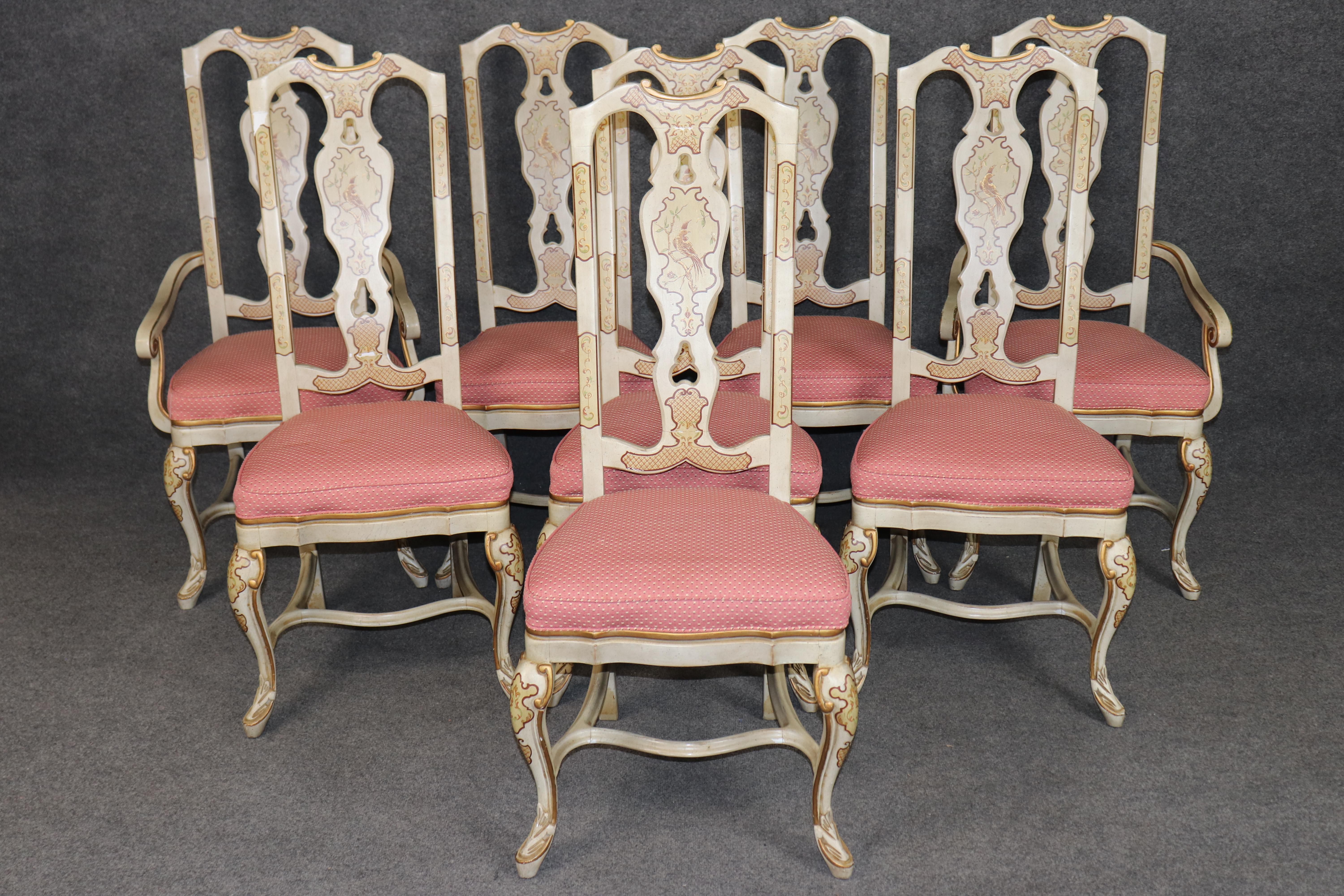 Eleva tu experiencia gastronómica con este exquisito conjunto de ocho sillas de comedor de estilo italiano de los años 60, que incluye seis sillas laterales y dos sillones. Bellamente pintadas a mano en un estilo veneciano tradicional, estas sillas