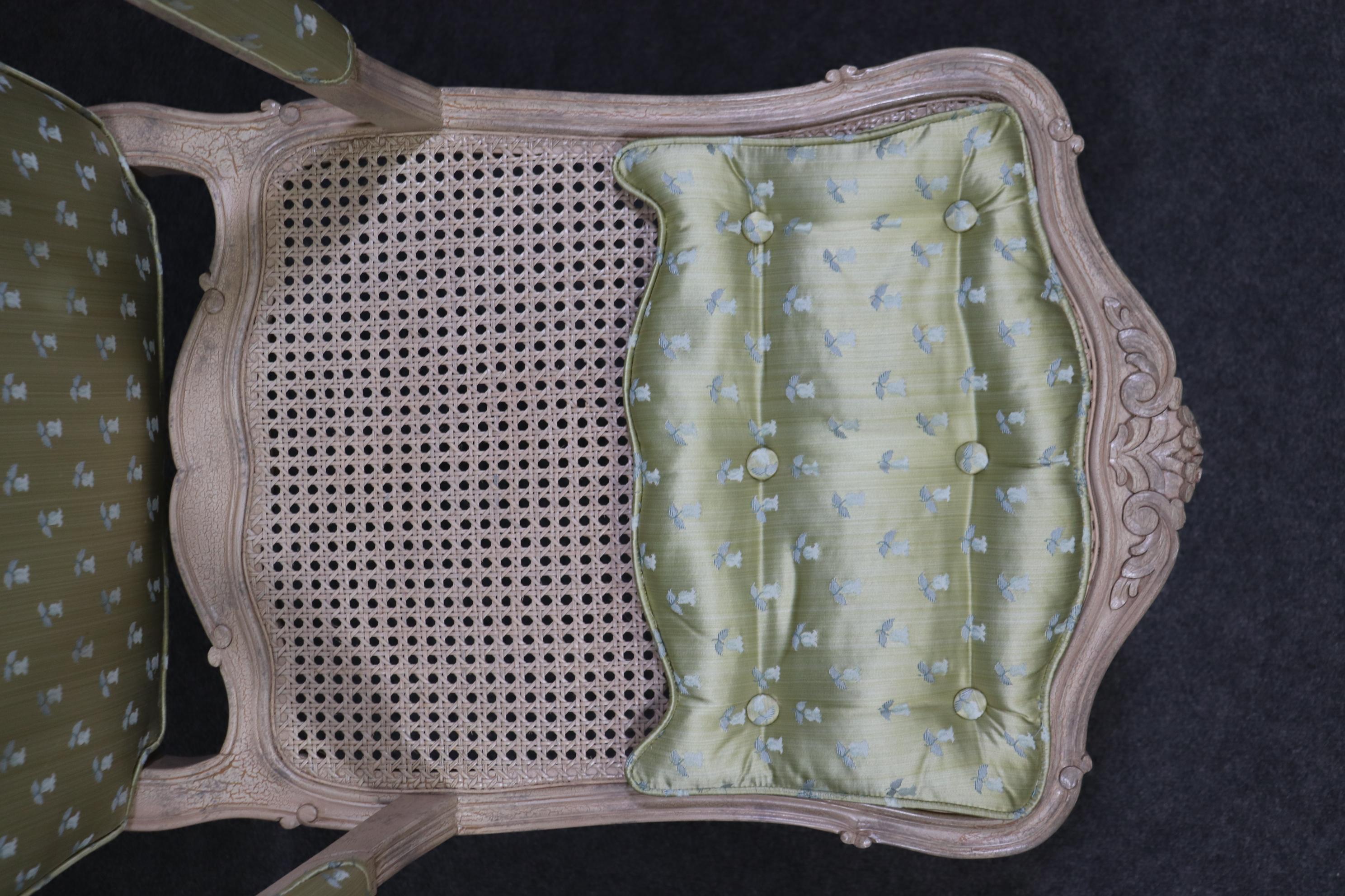 8 lackierte, grüne, gepolsterte, französische Louis-XV-Esszimmerstühle mit hoher Rückenlehne im Angebot 3