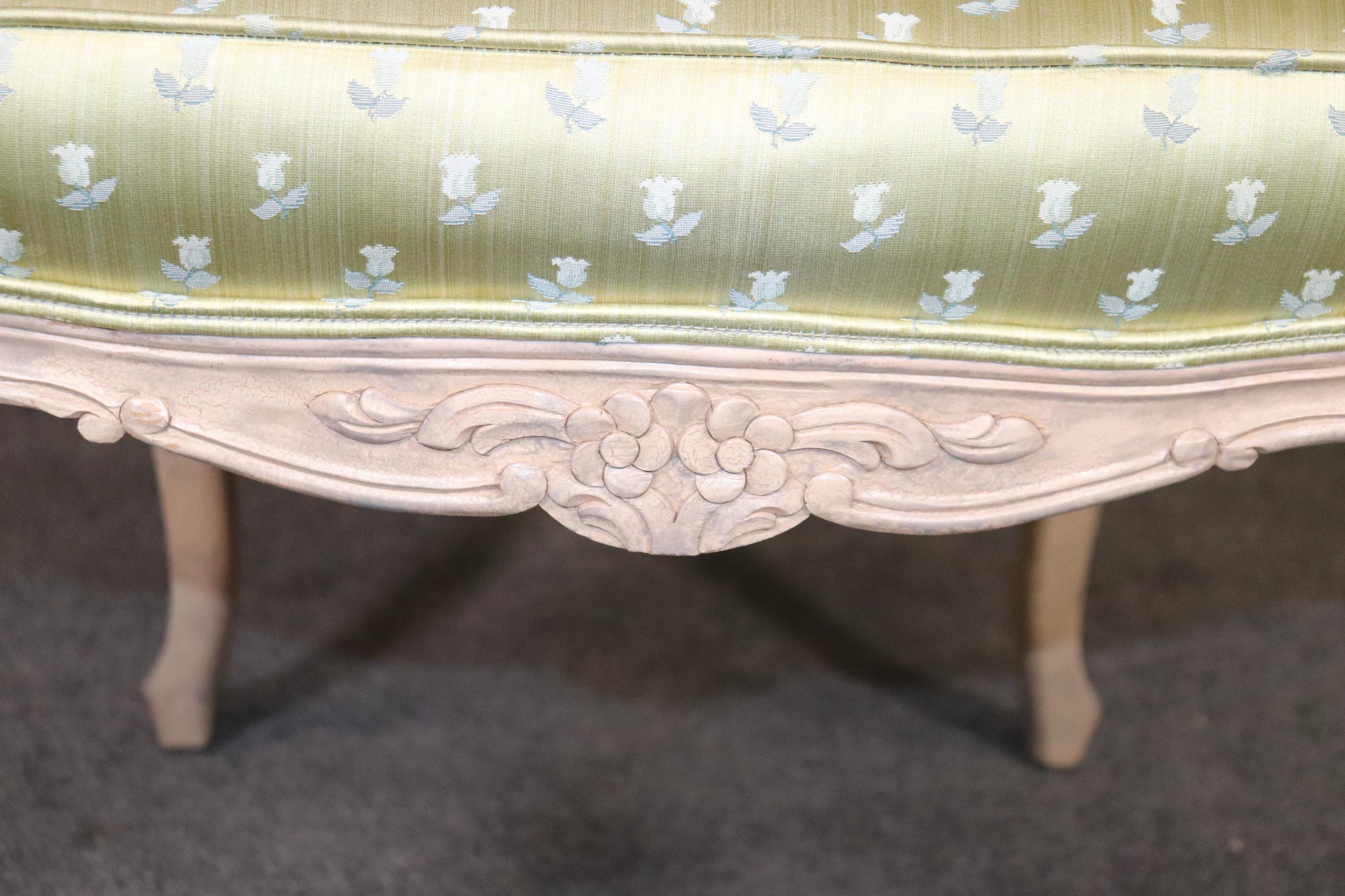 Ensemble de 8 chaises de salle à manger à haut dossier Louis XV en rotin peint et tapissé vert en vente 7