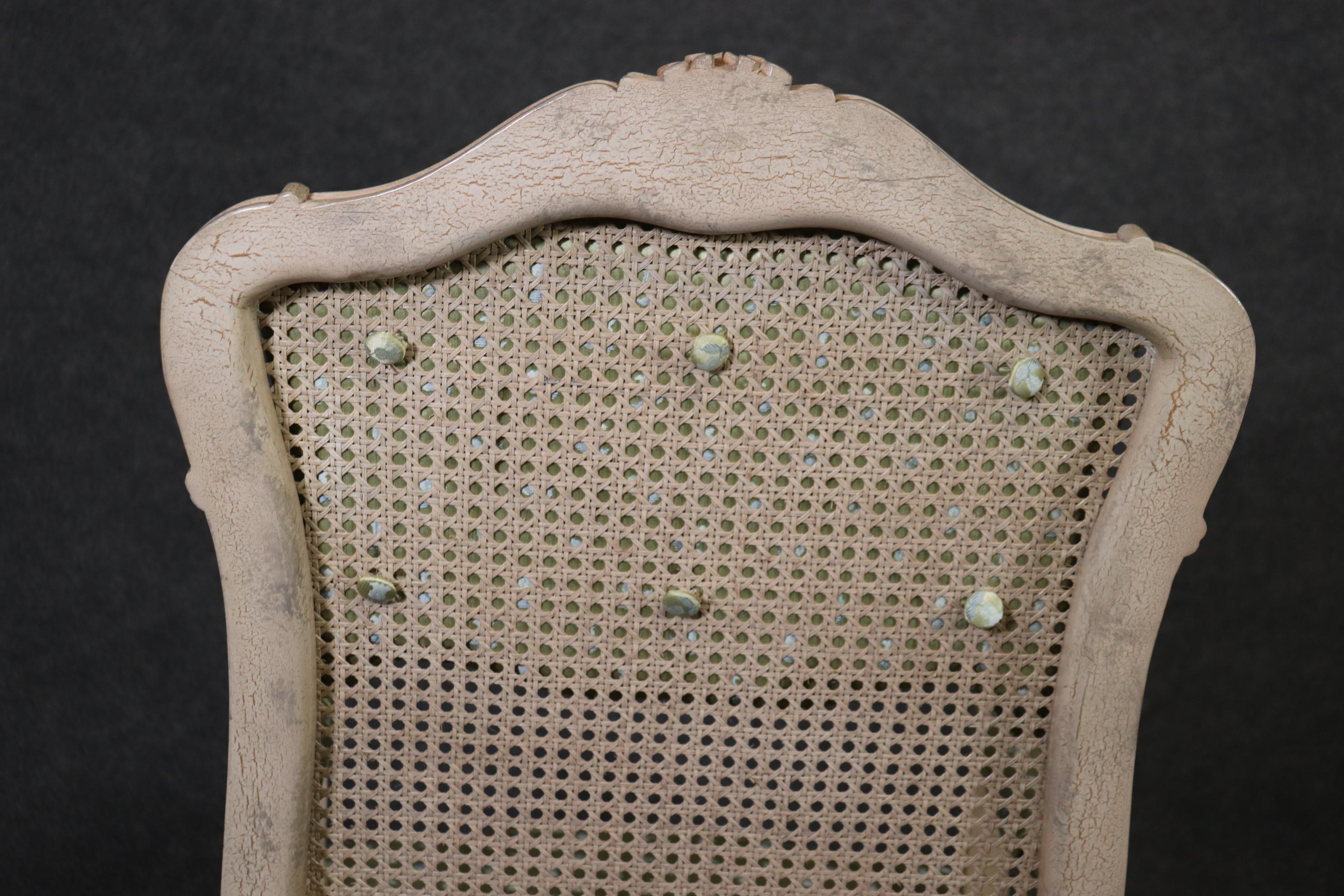 Ensemble de 8 chaises de salle à manger à haut dossier Louis XV en rotin peint et tapissé vert en vente 10