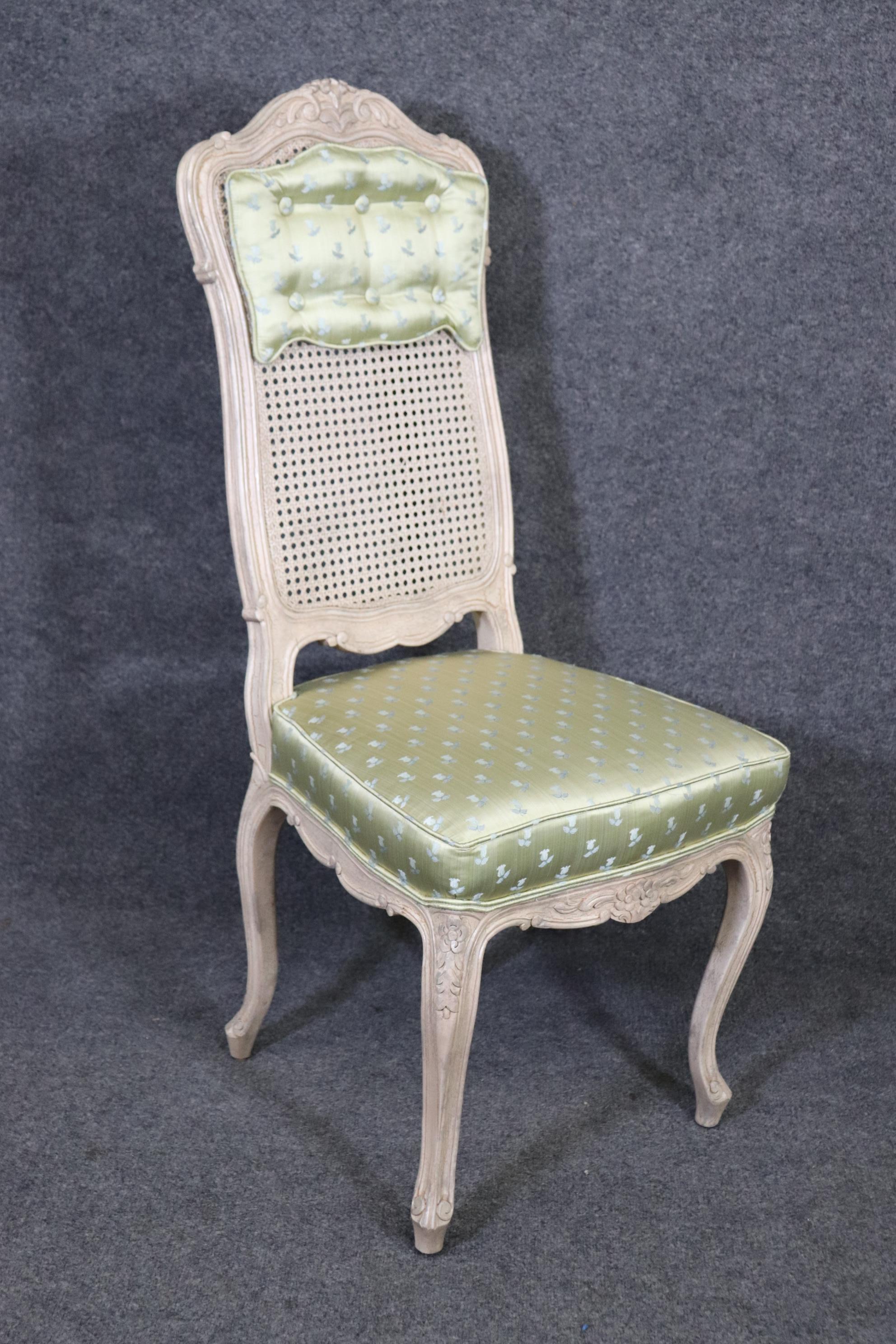 Ensemble de 8 chaises de salle à manger à haut dossier Louis XV en rotin peint et tapissé vert en vente 11